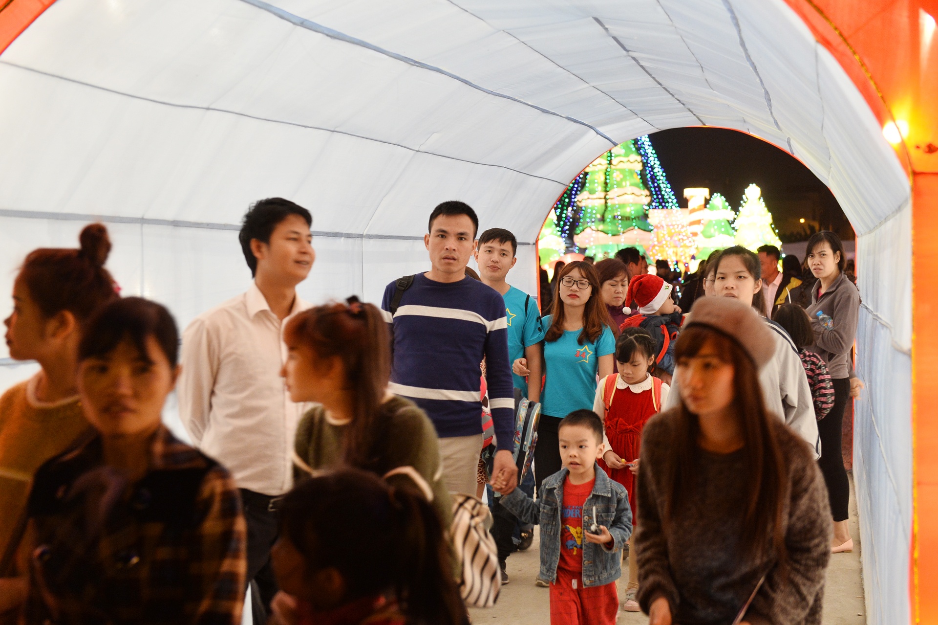 Le hoi den long khong lo o cong vien Yen So anh 5