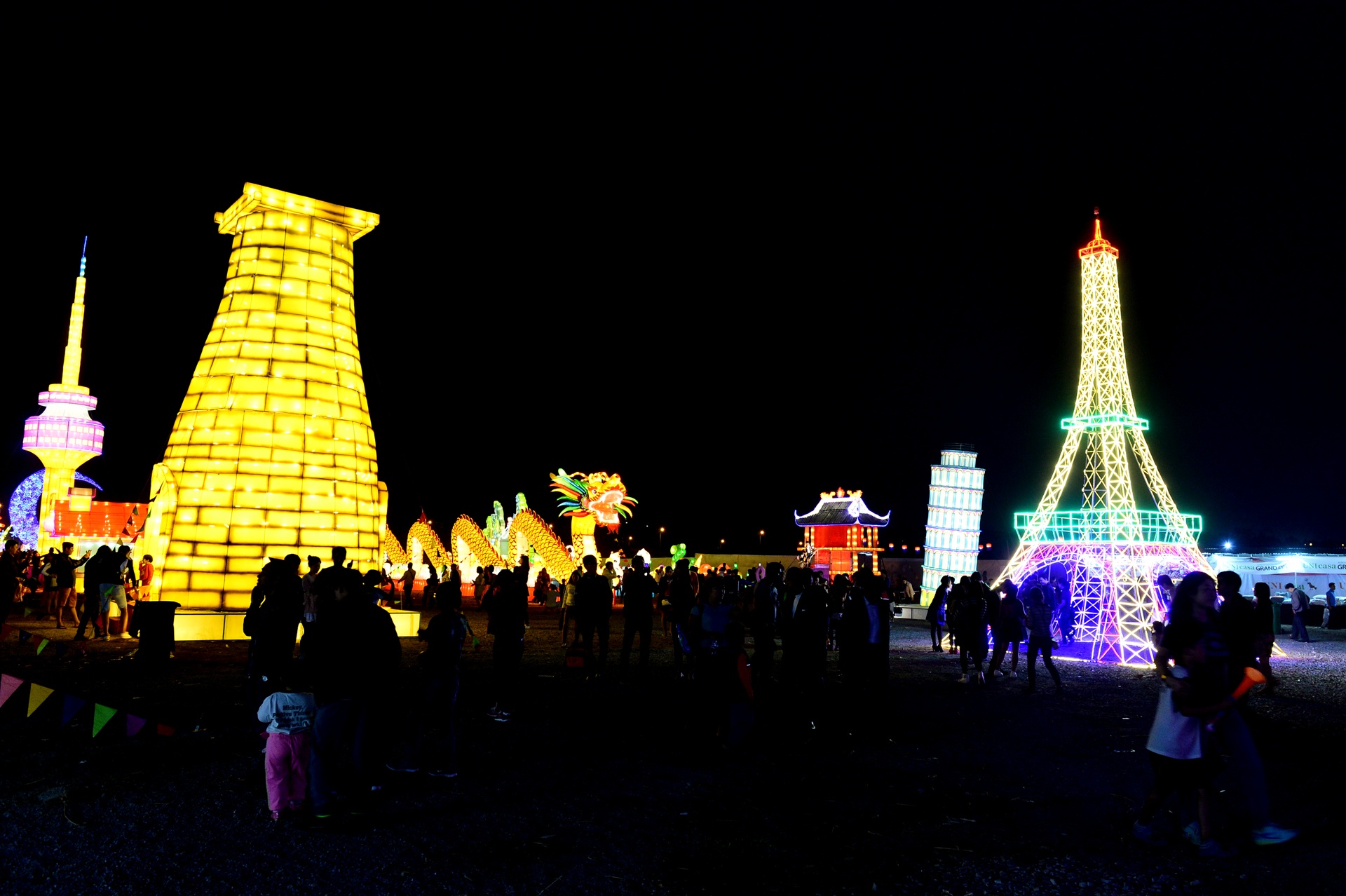 Le hoi den long khong lo o cong vien Yen So anh 6