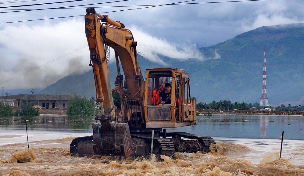 Nguoi lai may xuc cuu 4 thanh nien trong nuoc chay xiet hinh anh