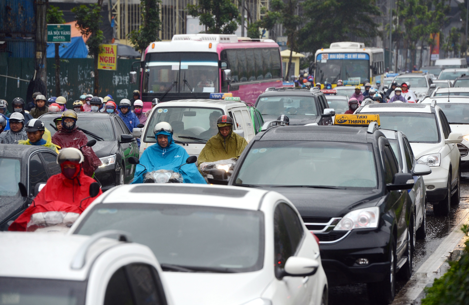 Canh un tac keo dai tren tuyen buyt nhanh sap hoat dong hinh anh