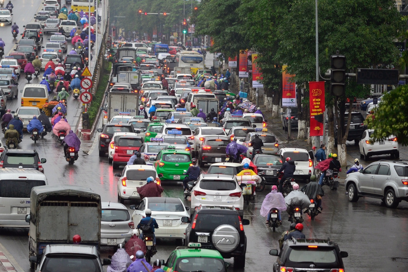 Un tac giao thong o Le Van Luong anh 11