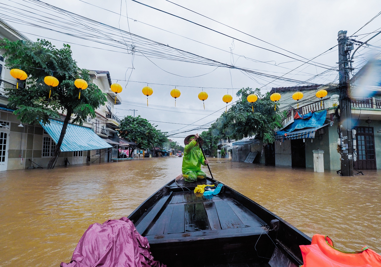 Cheo thuyen lenh denh o pho co Hoi An trong nuoc lu hinh anh