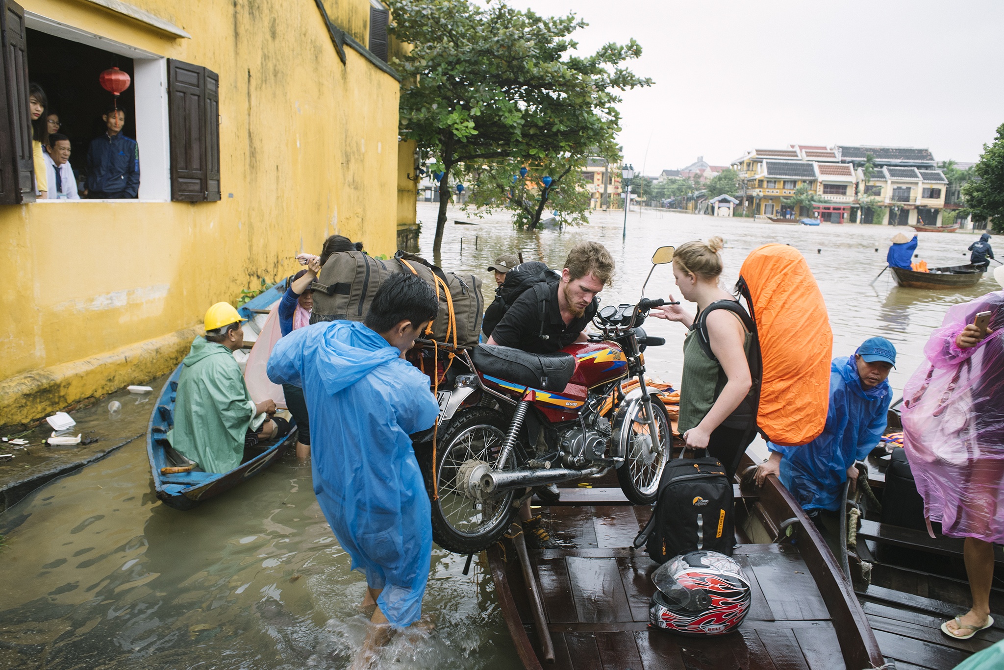 Hoi An thanh song vi mua lu anh 7