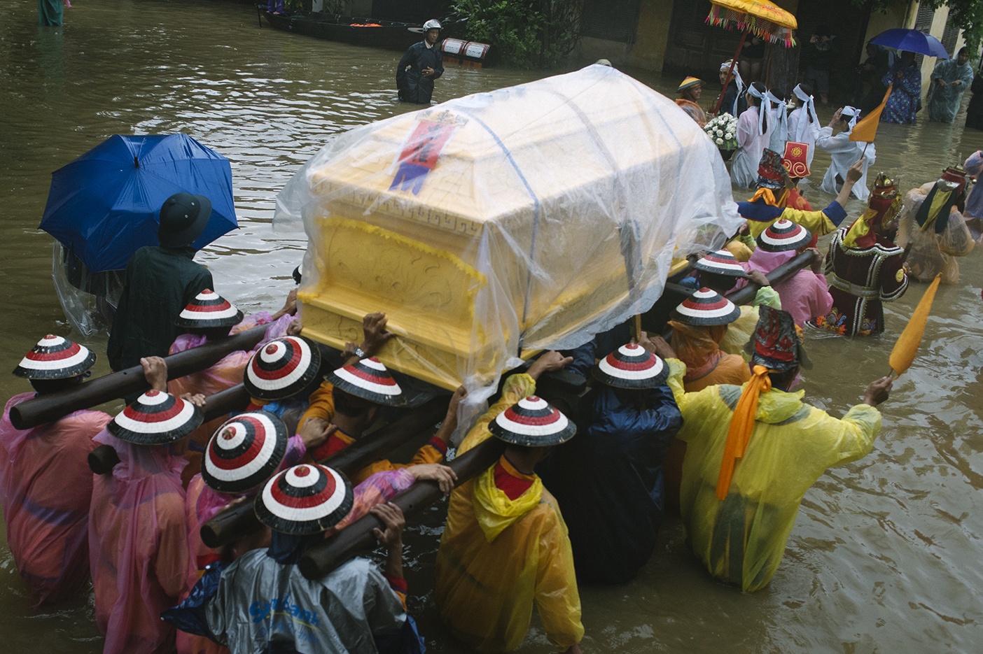 Dam tang giua menh mong nuoc lu o pho co Hoi An hinh anh