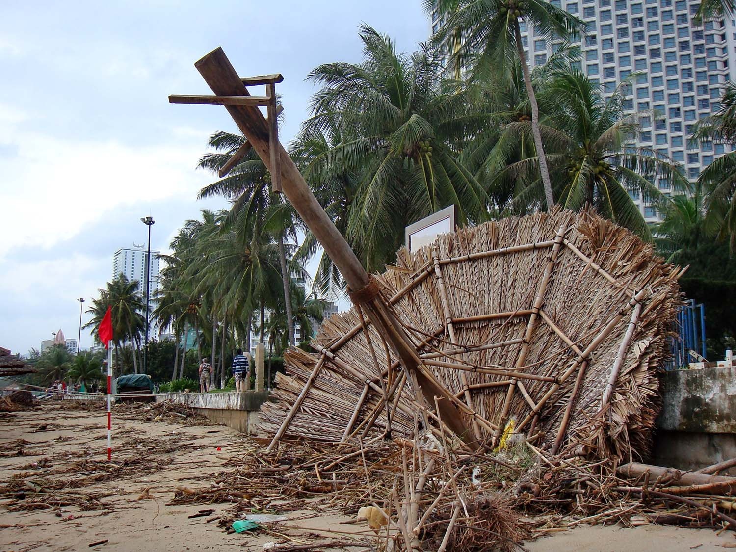 Bai bien dep nhat the gioi xac xo sau lu hinh anh