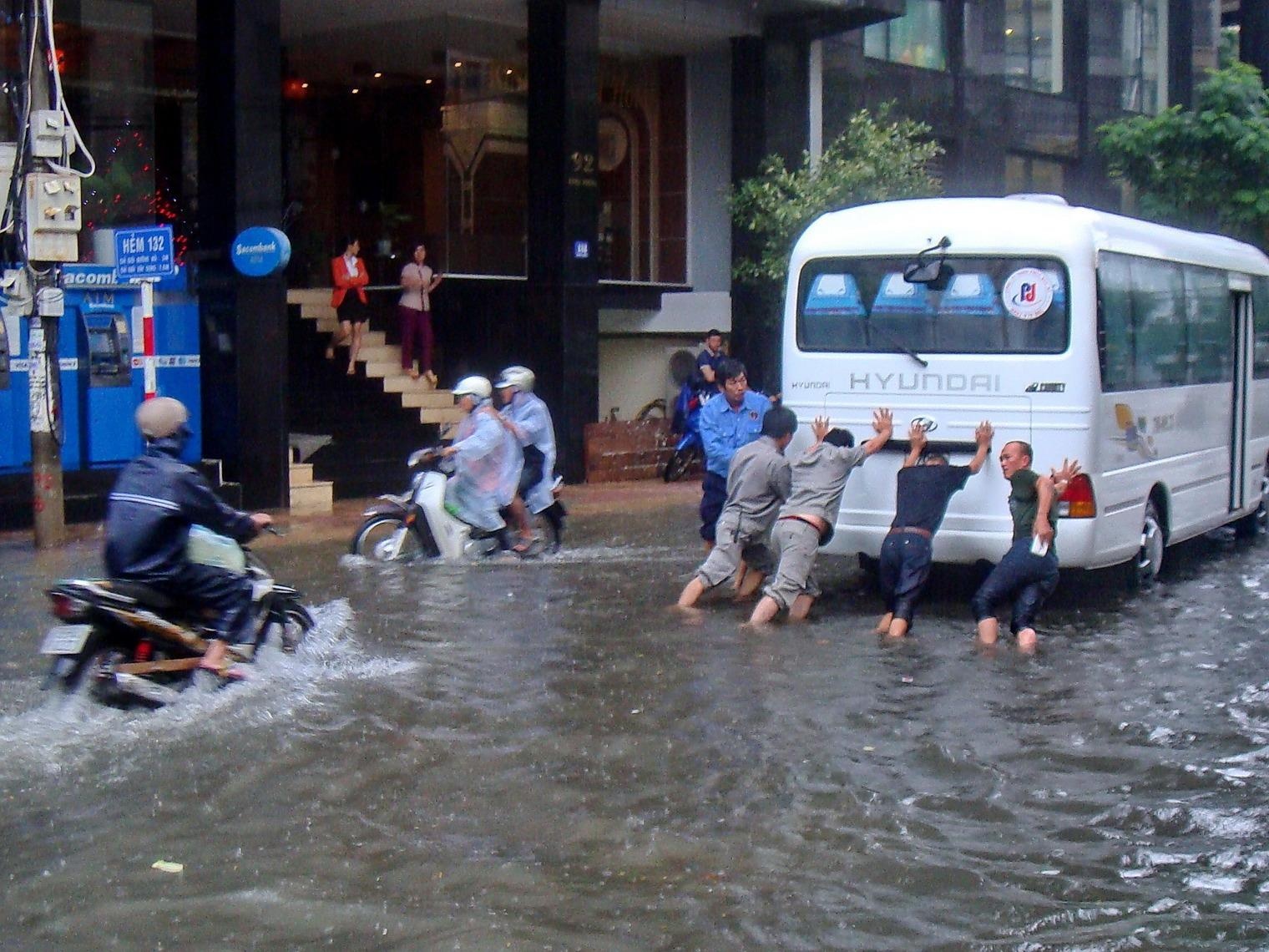 Pho Tay o Nha Trang ngap sau sau mua lon hinh anh