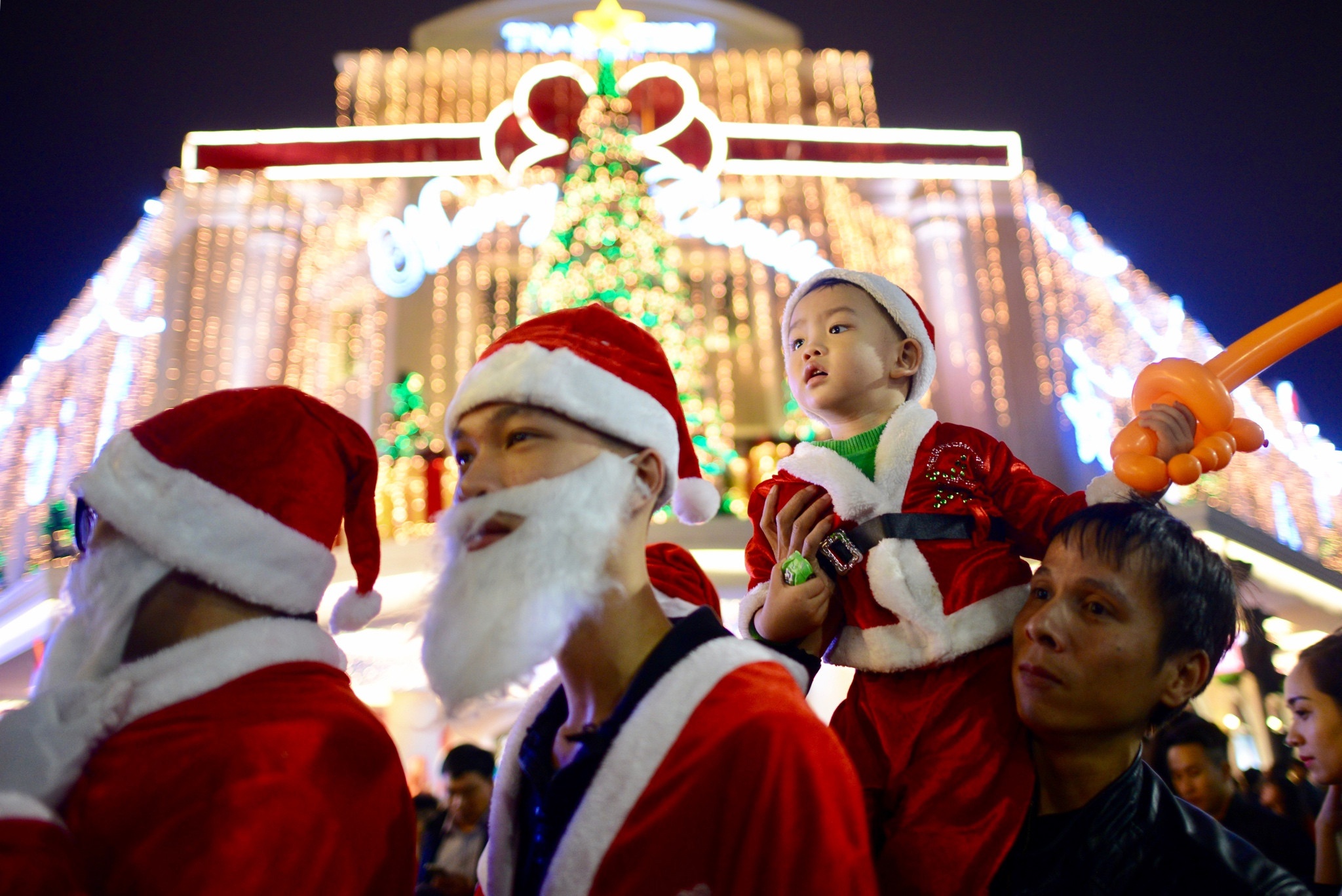 Nguoi dan don Noel ngoai duong pho anh 8