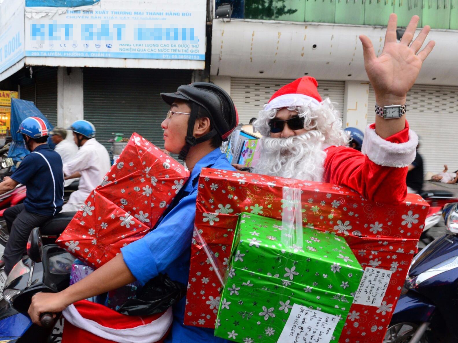 'Ong gia Noel' ket giua dong nguoi truoc le Giang sinh hinh anh