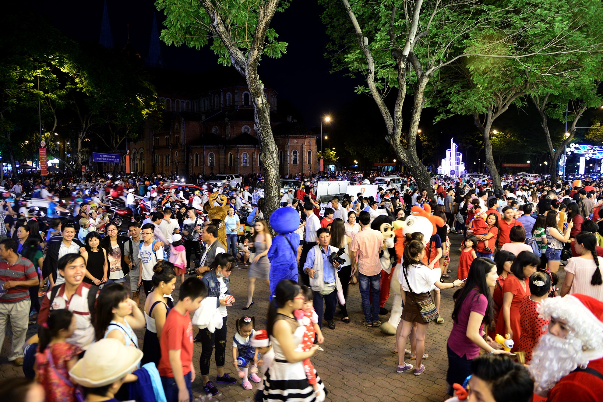 Nguoi dan don Noel ngoai duong pho anh 11