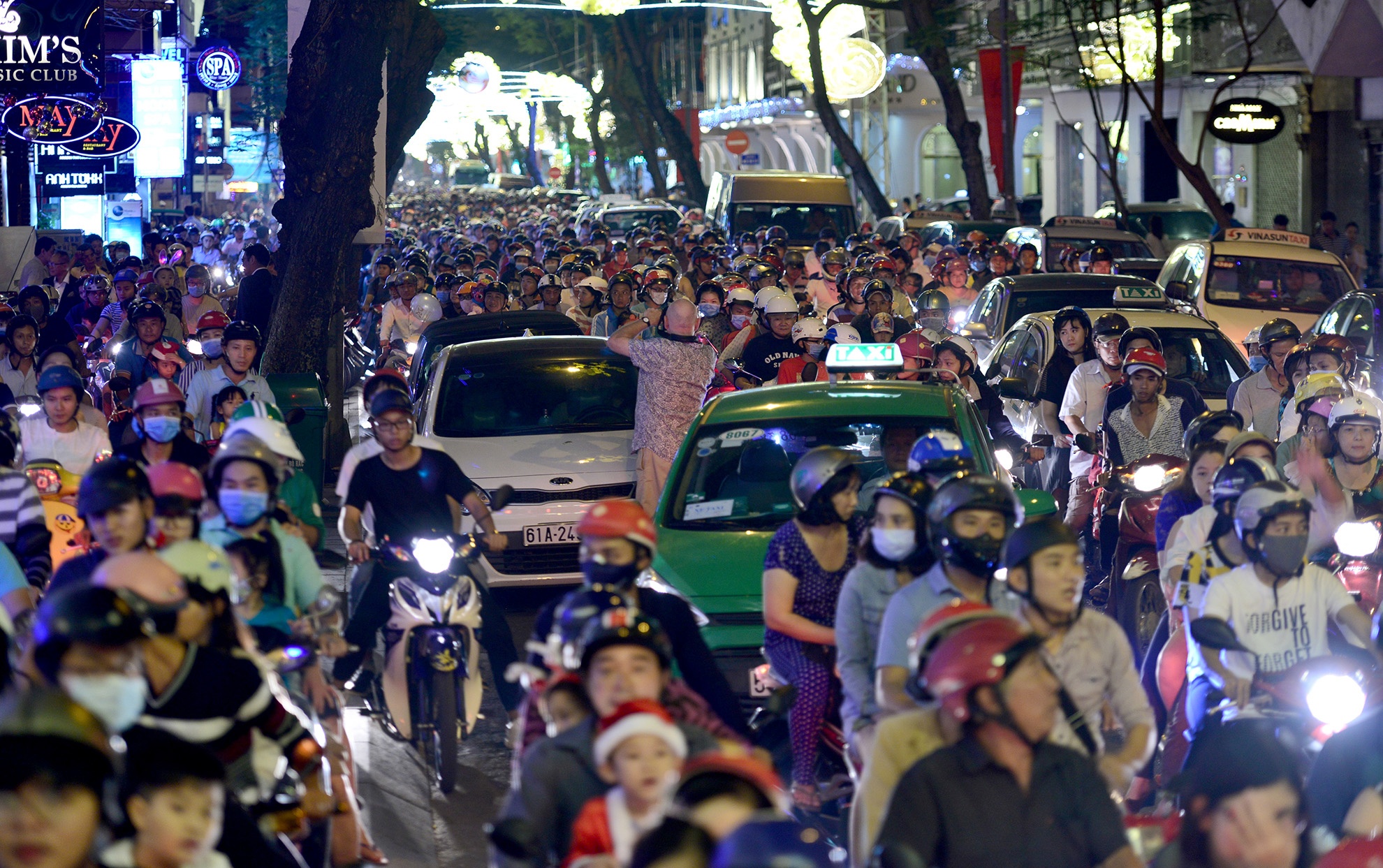 Nguoi dan don Noel ngoai duong pho anh 10