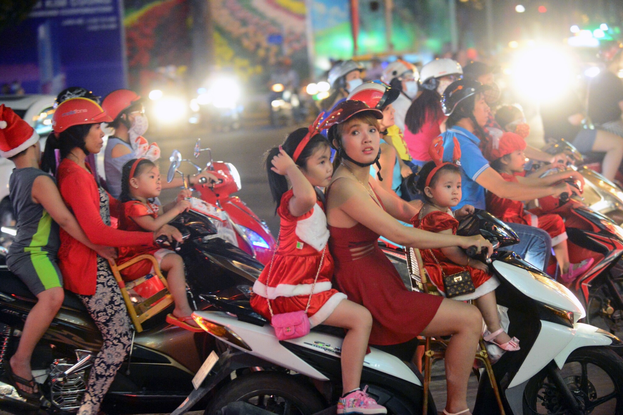 Nguoi dan don Noel ngoai duong pho anh 9