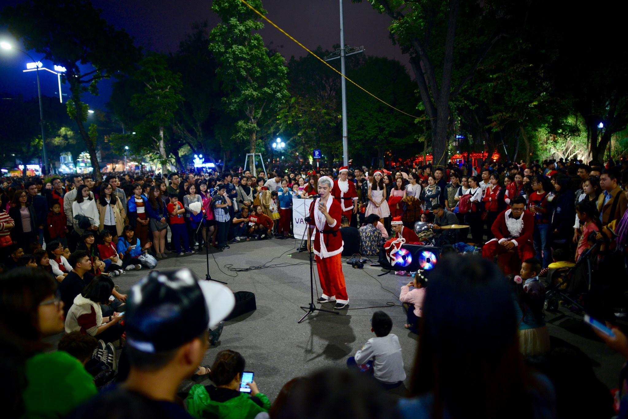 Nguoi dan don Noel ngoai duong pho anh 6