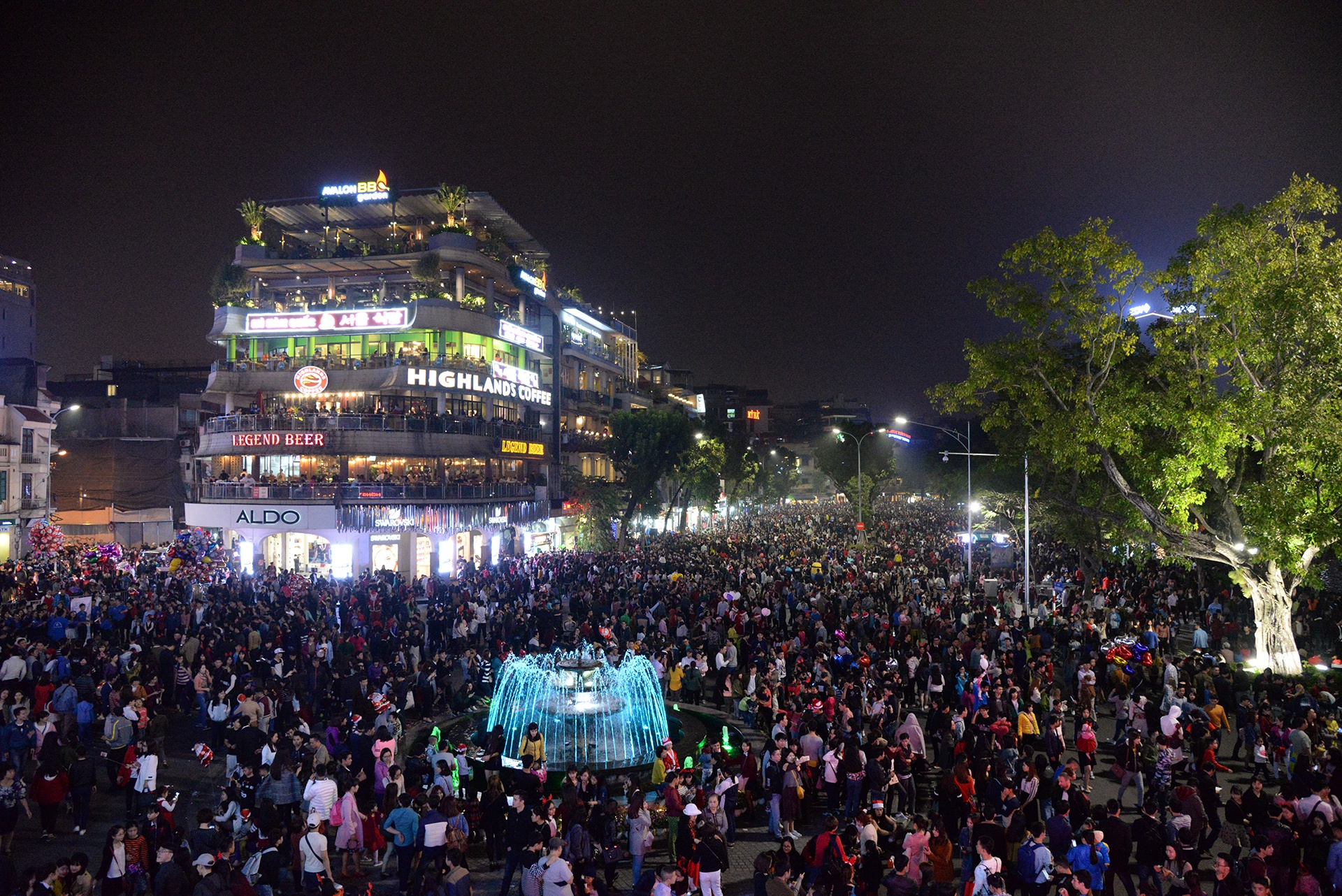 Nguoi dan don Noel ngoai duong pho anh 2