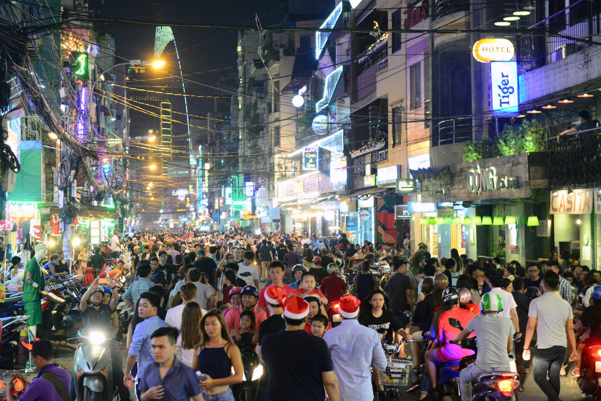 Nguoi dan don Noel ngoai duong pho anh 15