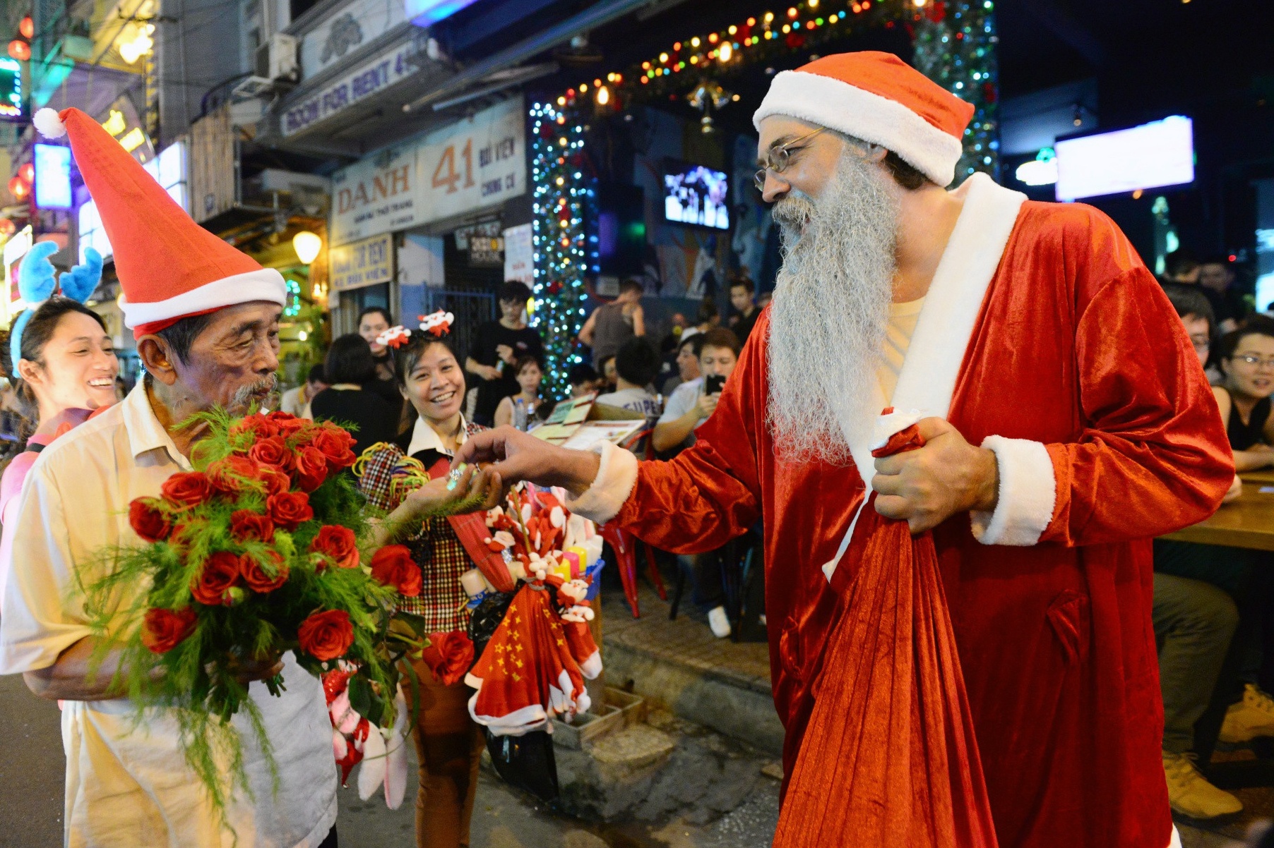 Nguoi dan don Noel ngoai duong pho anh 16