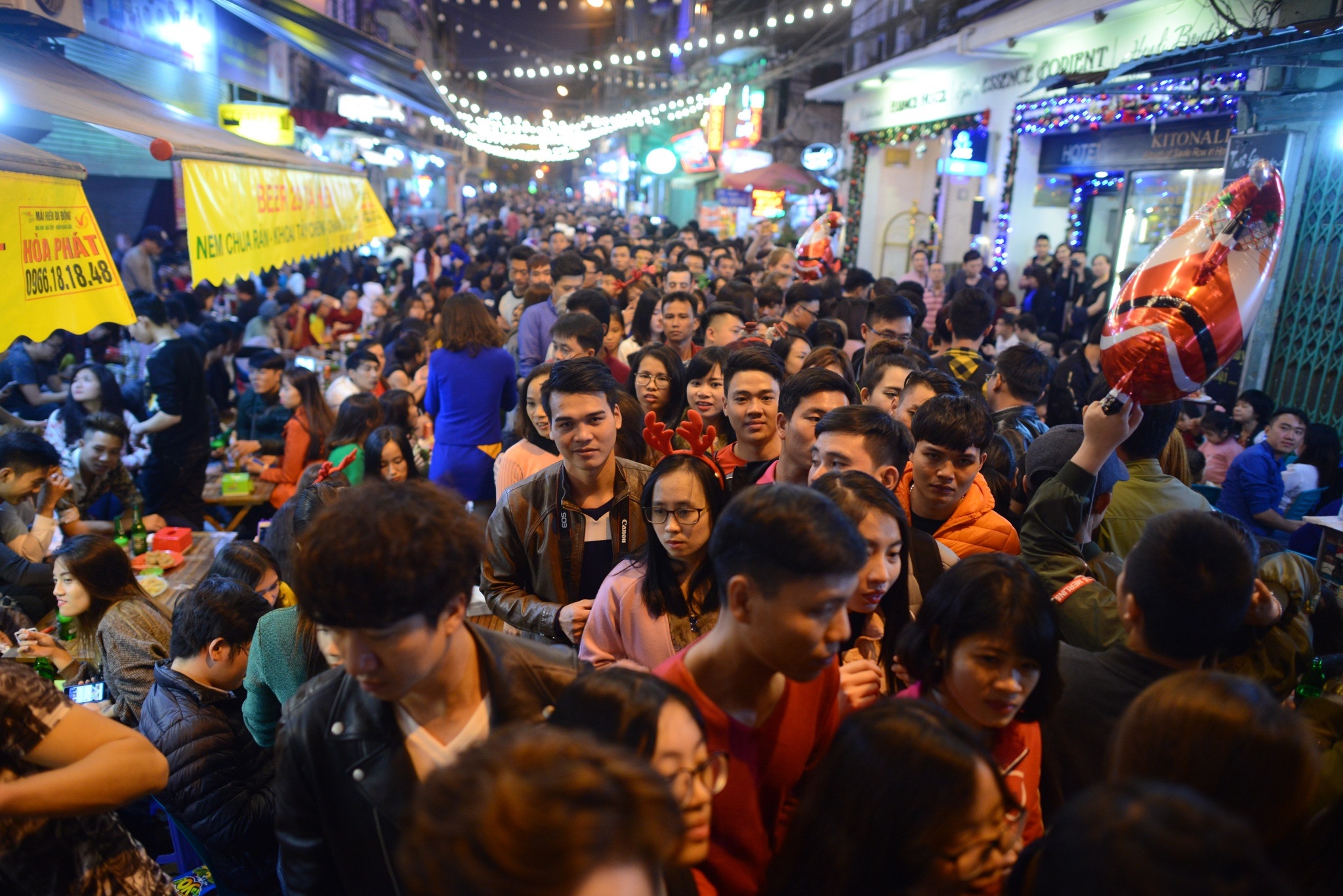 Hang nghin nguoi chen chuc tren duong pho don Noel hinh anh