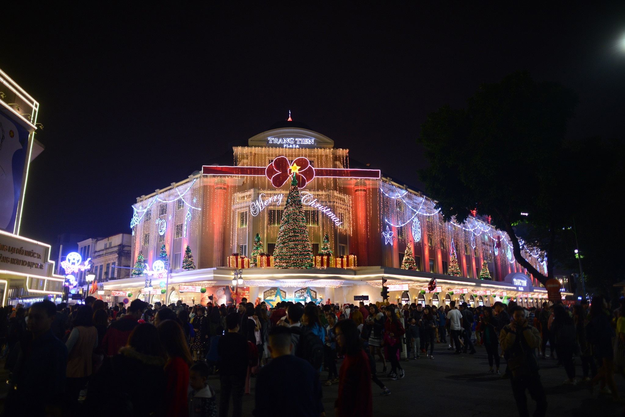 Nguoi dan don Noel ngoai duong pho anh 1