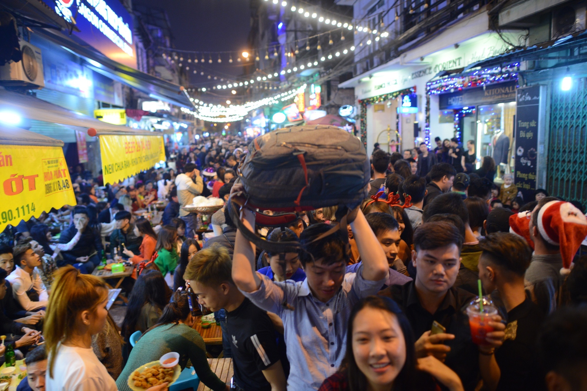 Nguoi dan don Noel ngoai duong pho anh 7