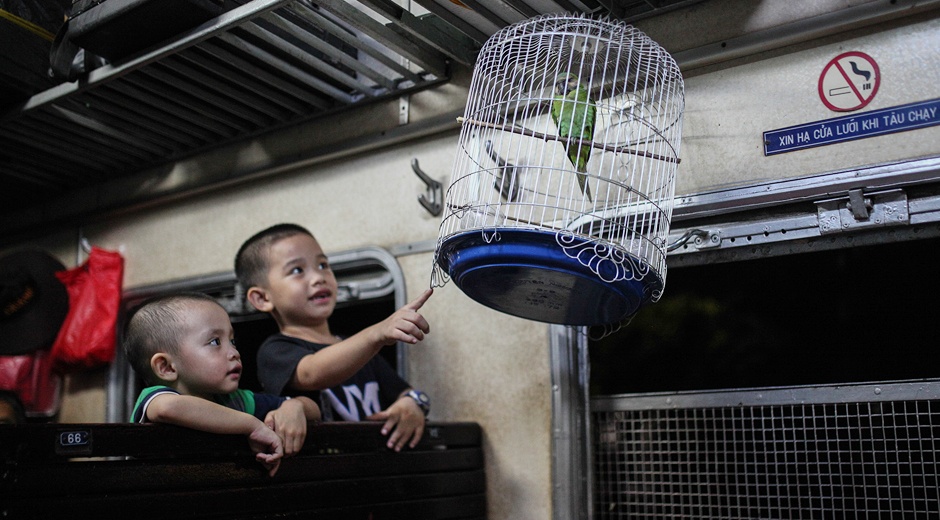 Ben trong nhung chuyen tau dem Bac - Nam hinh anh