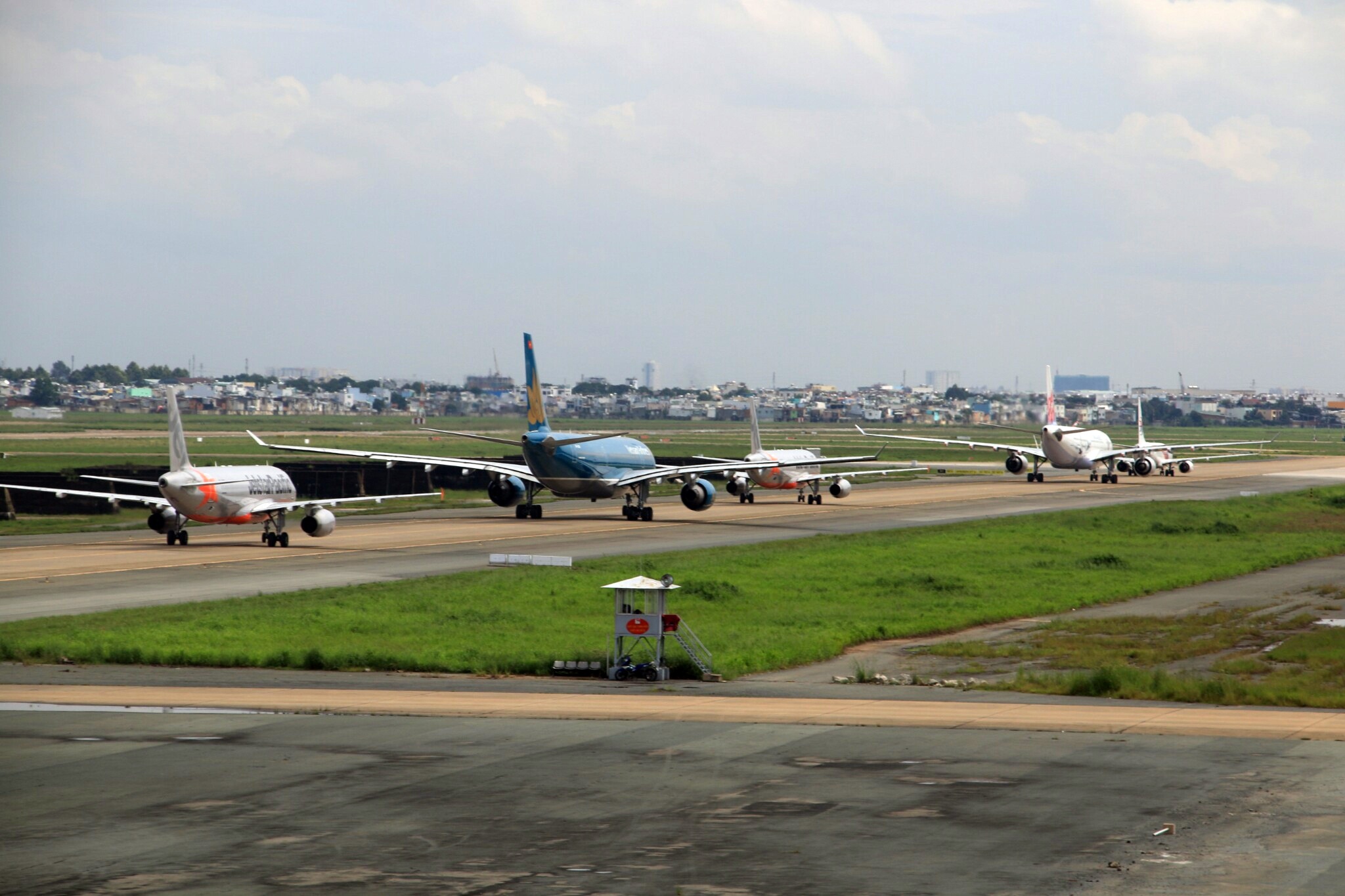 may bay xep hang cat canh tai san bay Tan Son Nhat anh 1