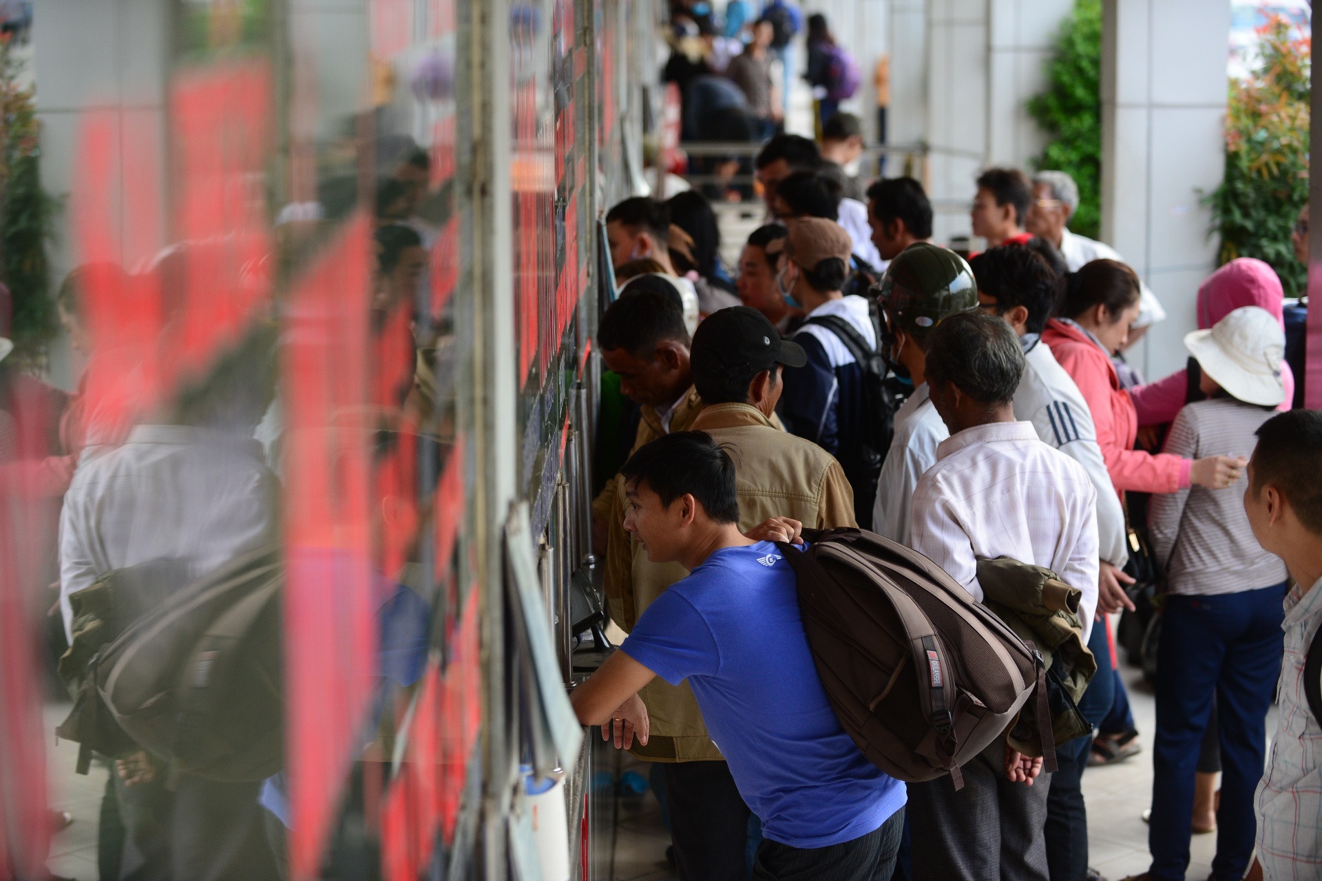 Hanh khach gap kho khan khi mua ve ve que nghi Tet Duong lich hinh anh