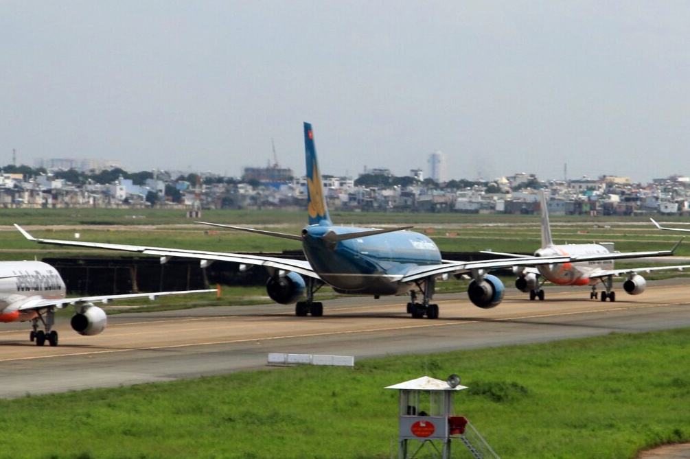 Nguoi dan roi Sai Gon, may bay xep hang cat canh hinh anh