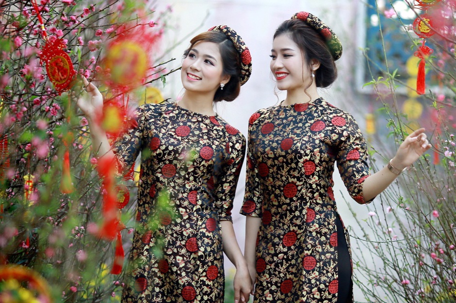 Thieu nu khoe sac ben hoa Tet hinh anh