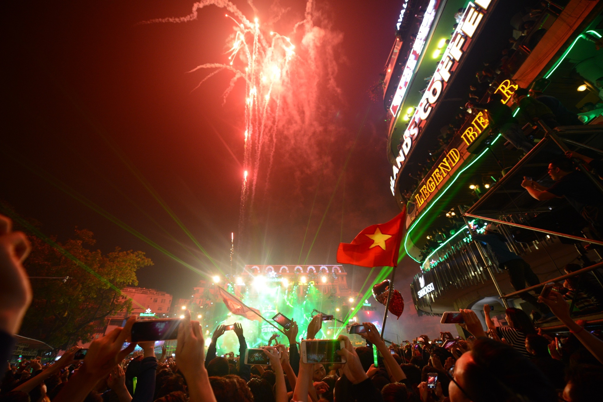 Thoi khac dem nguoc buoc sang nam 2017 tai Ha Noi hinh anh