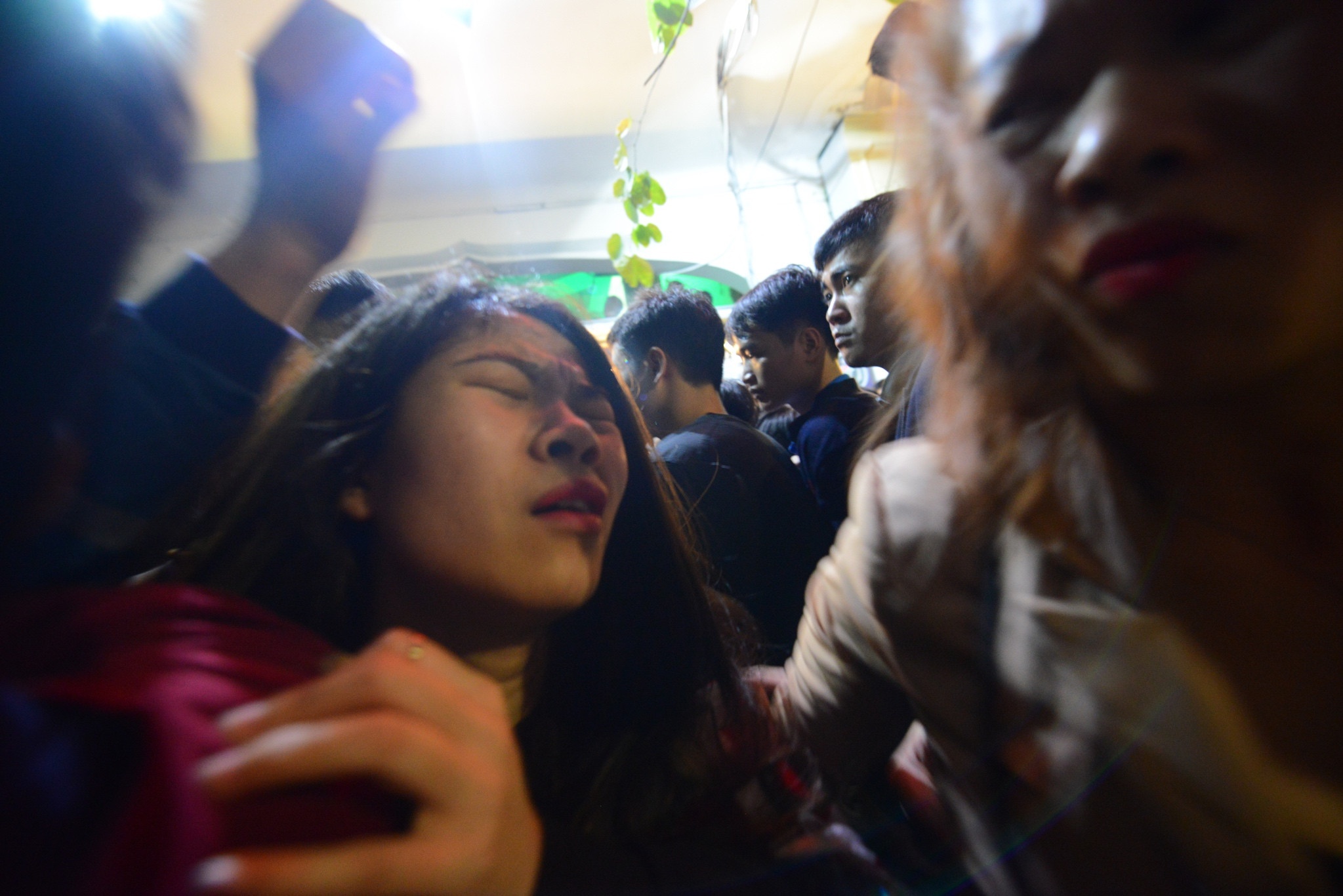 Chen lan hon loan, ngat xiu truoc them nam moi hinh anh