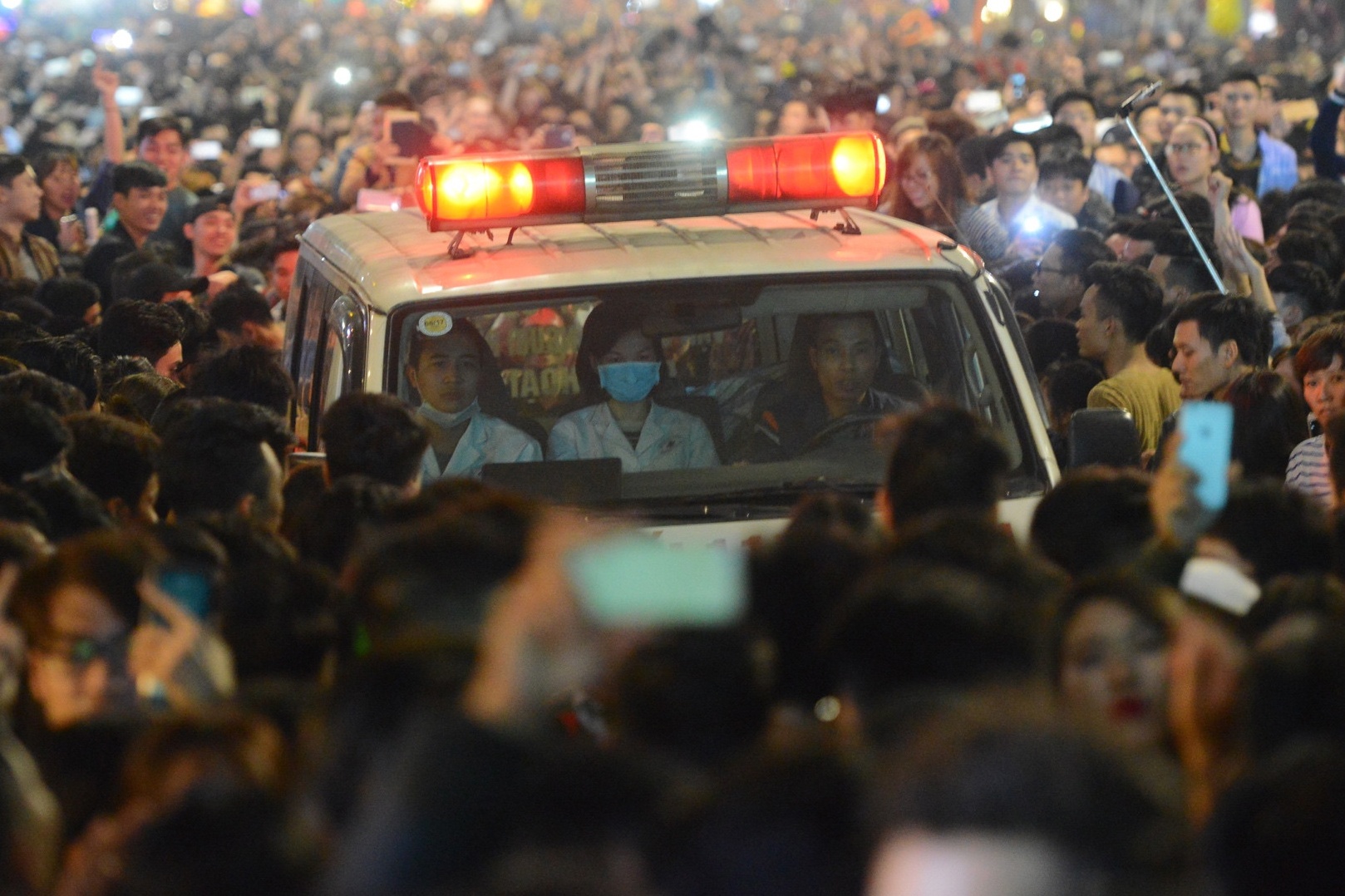 Don nam moi trong chen lan hon loan, xe cap cuu mac ket hinh anh