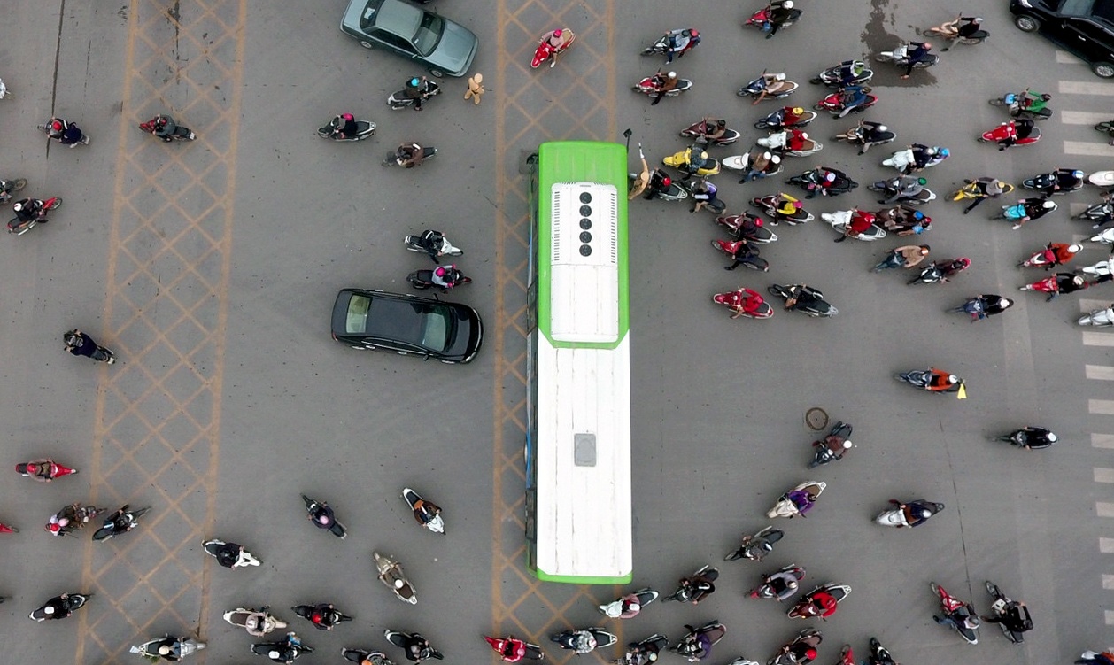 Nhung tinh huong buyt nhanh BRT bi oto, xe may can tro hinh anh