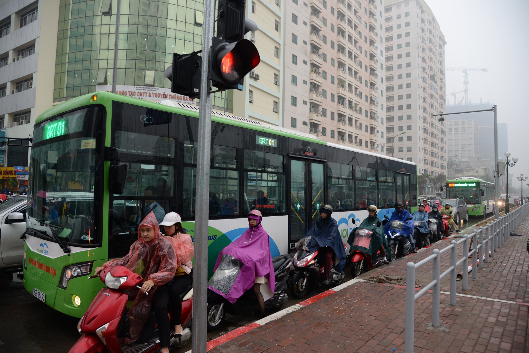 Duong pho Ha Noi un tac trong mua mu,  troi toi anh 7