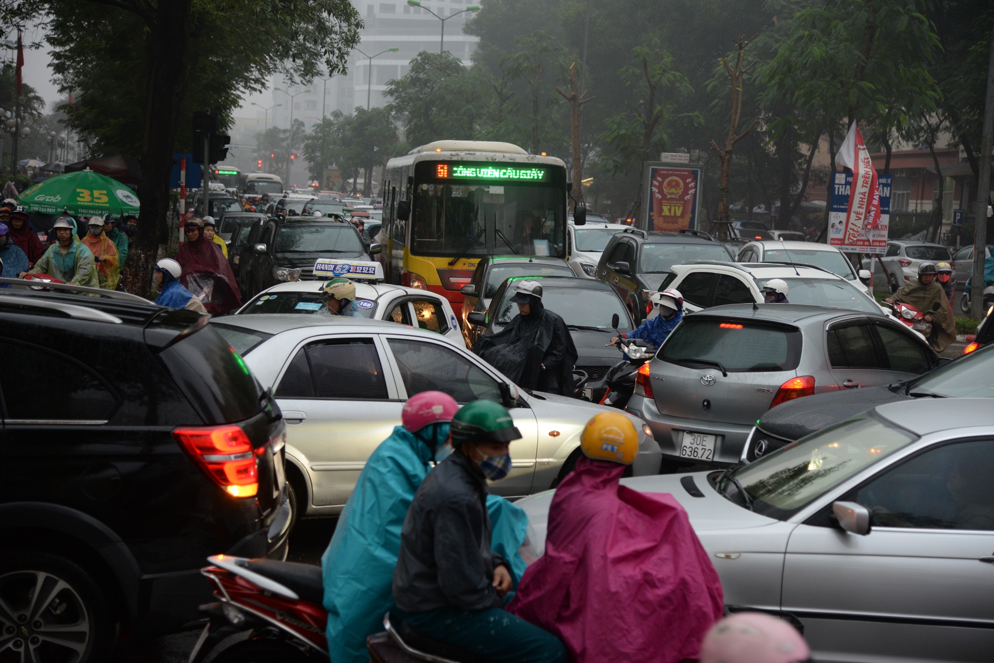 Duong pho Ha Noi un tac trong mua mu,  troi toi anh 6