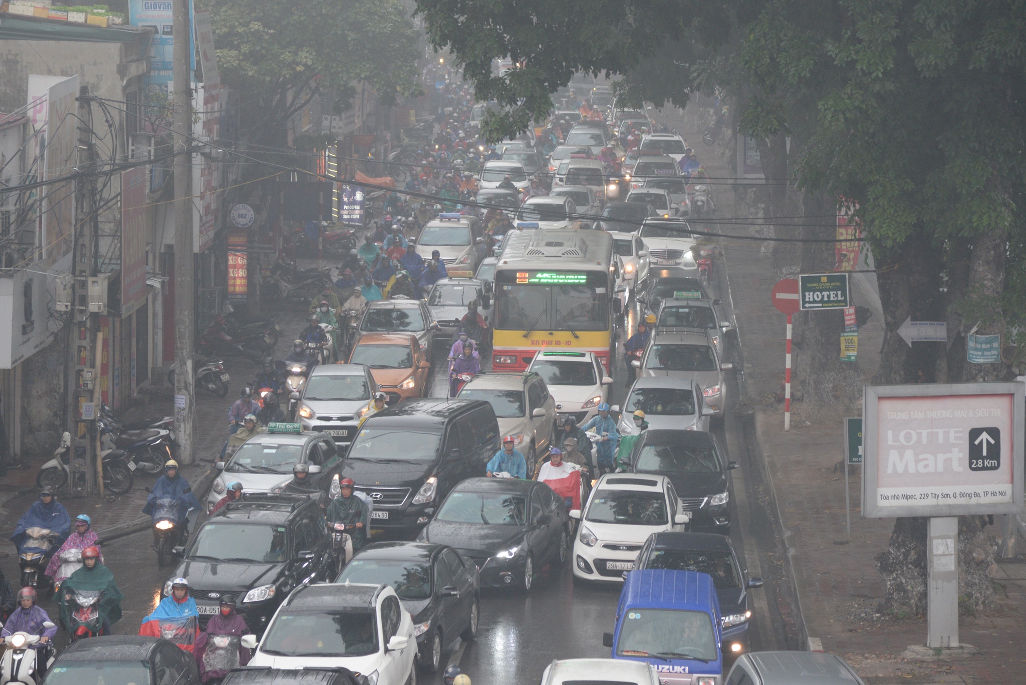 Duong pho Ha Noi un tac trong mua mu,  troi toi anh 4