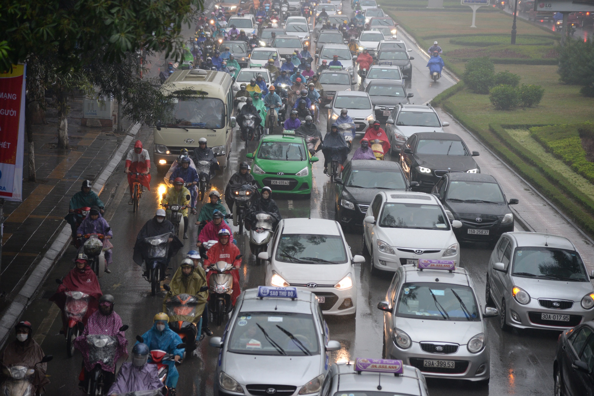 Duong pho Ha Noi un tac trong mua mu,  troi toi anh 13