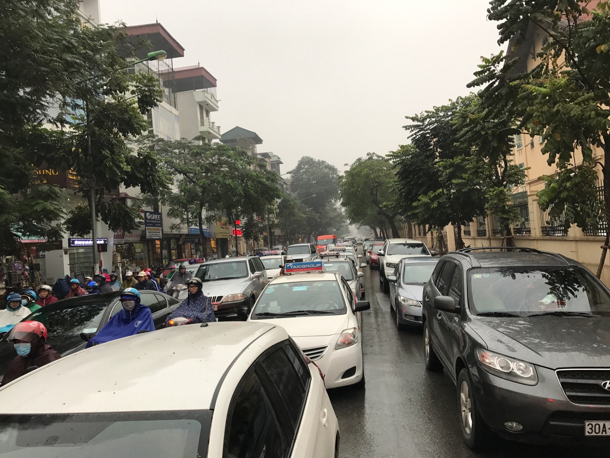 Duong pho Ha Noi un tac trong mua mu,  troi toi anh 16