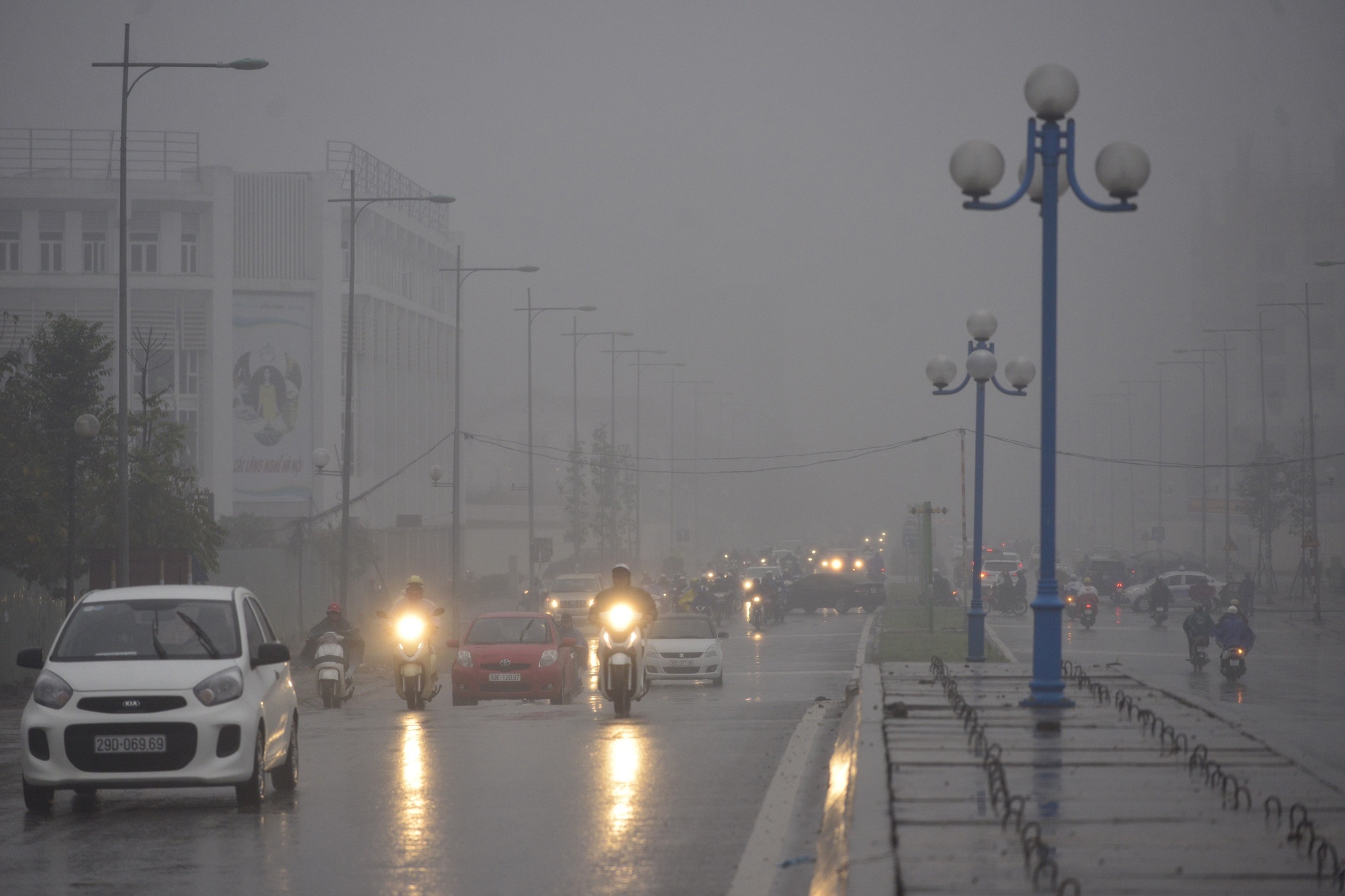 Duong pho Ha Noi un tac trong mua mu,  troi toi anh 2