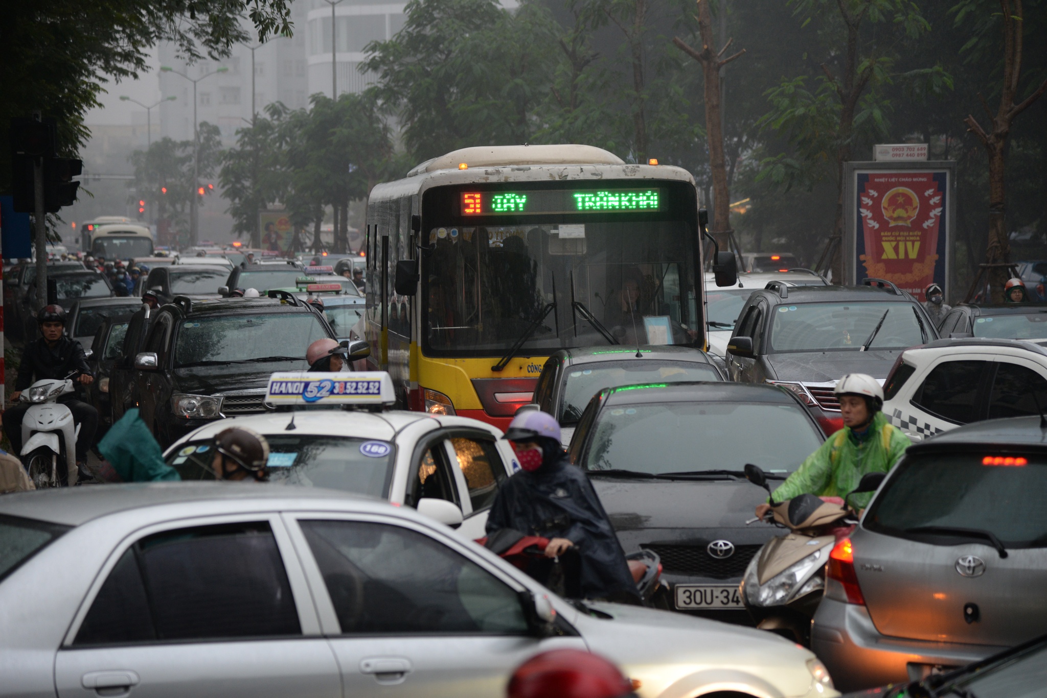 Duong pho Ha Noi un tac trong mua mu,  troi toi anh 5