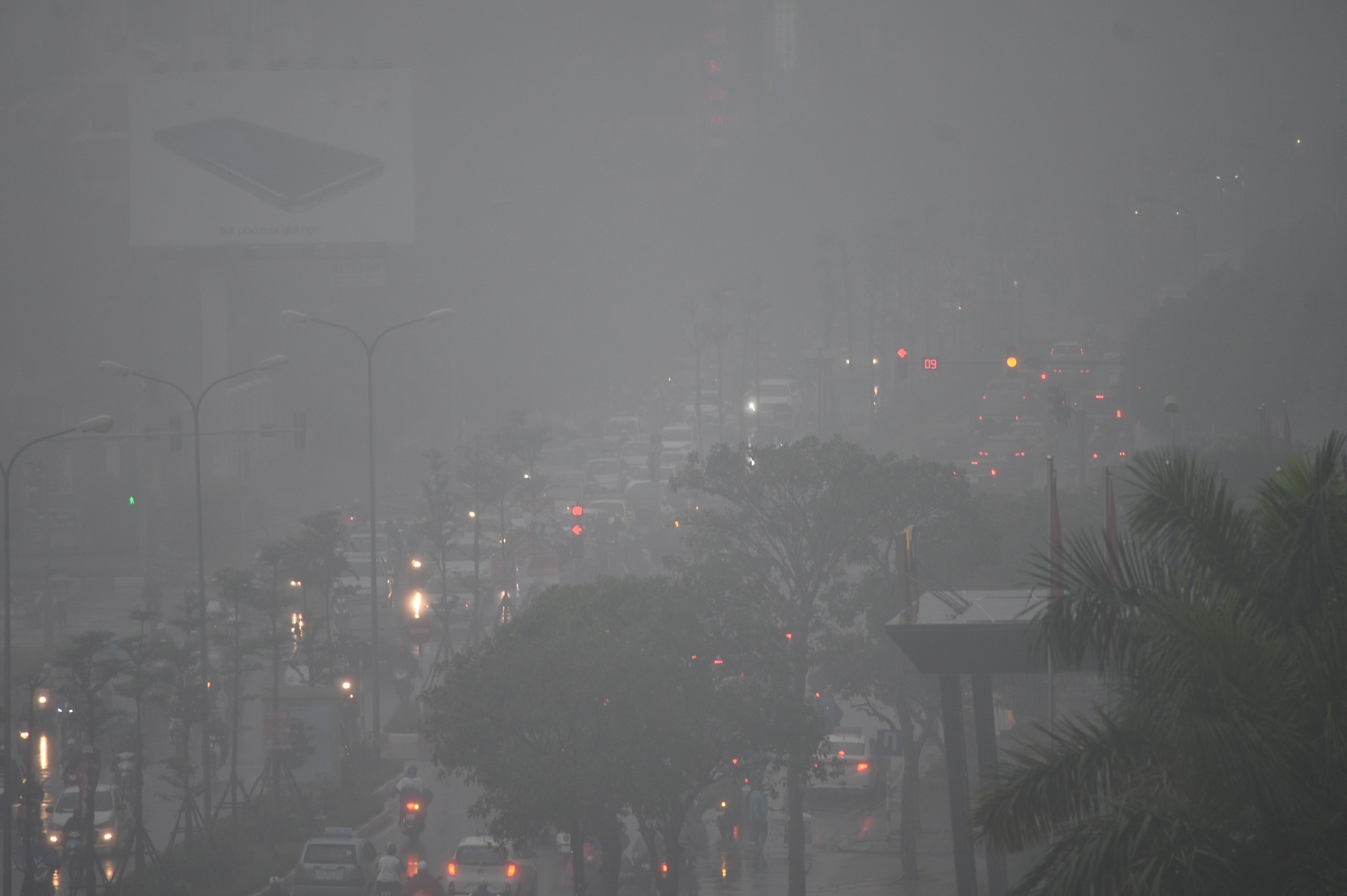 Duong pho Ha Noi un tac trong mua mu,  troi toi anh 1