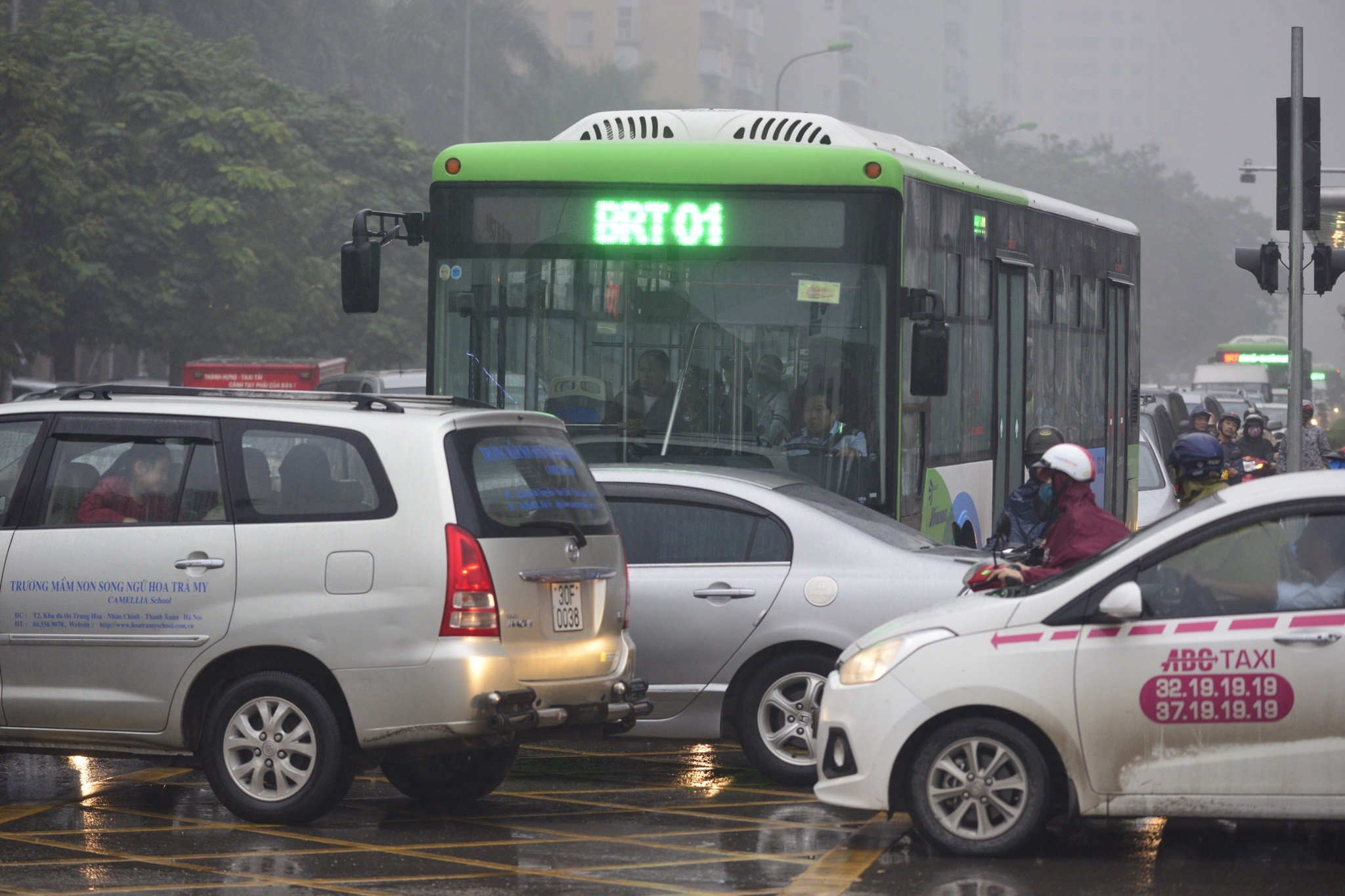 Cac nga duong o Ha Noi roi loan trong mua hinh anh