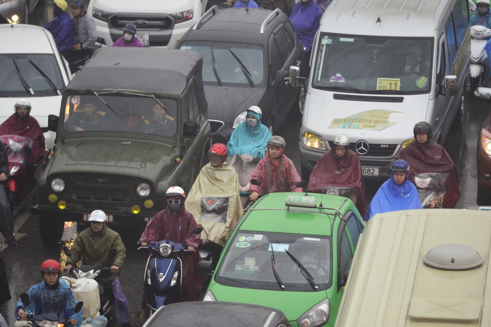 Duong pho Ha Noi un tac trong mua mu,  troi toi anh 11