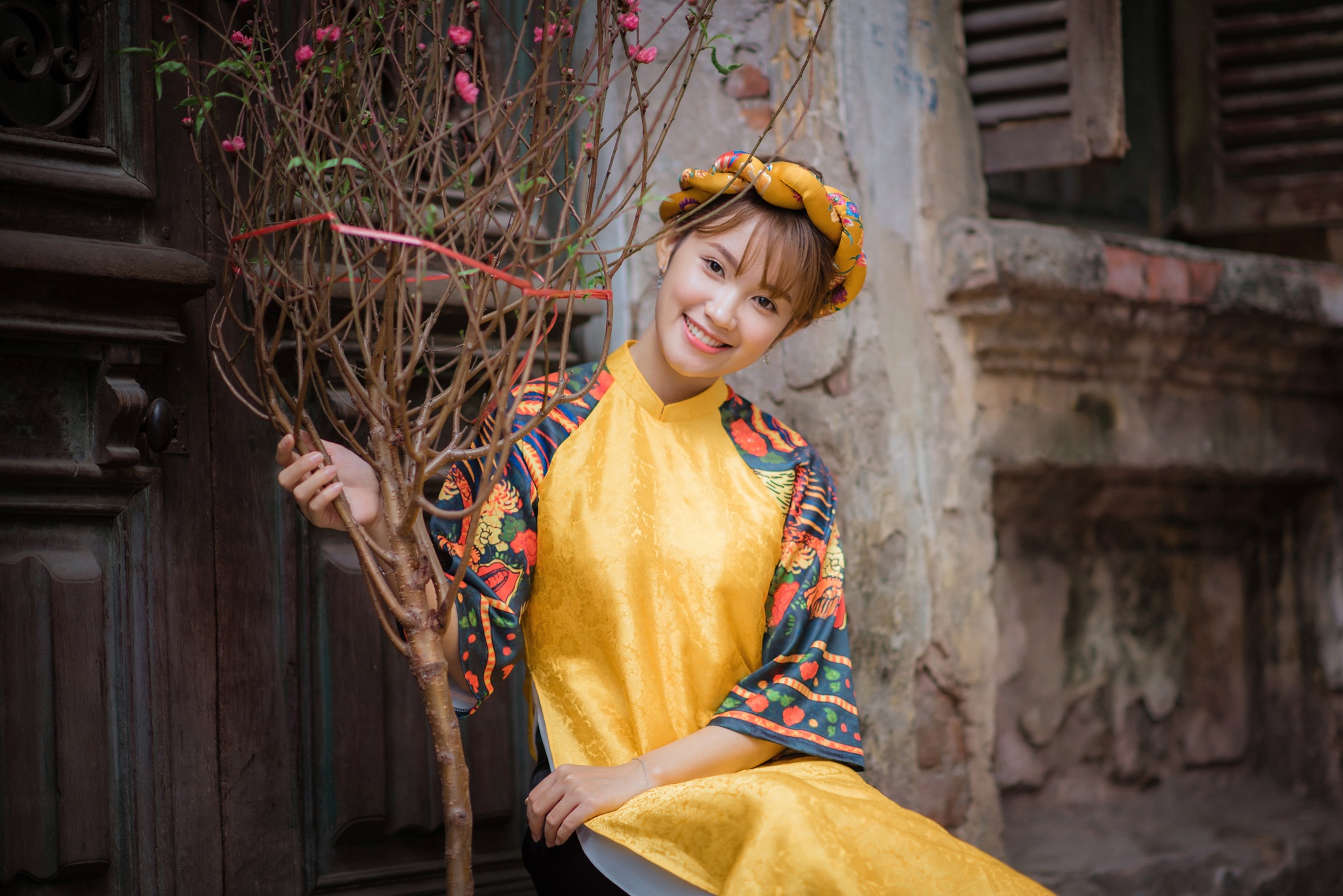 co gai tao dang ben hoa dao anh 8