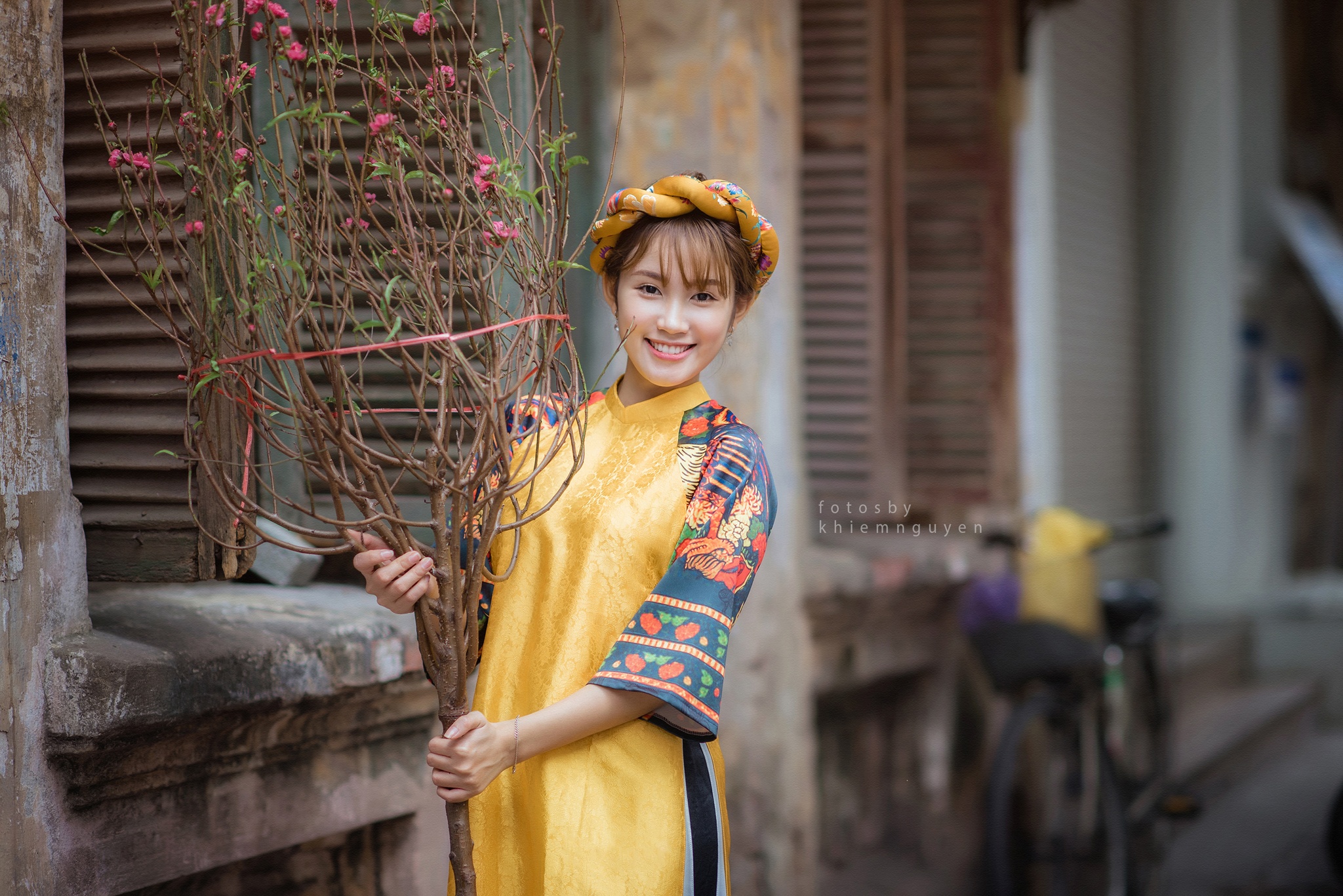 co gai tao dang ben hoa dao anh 9