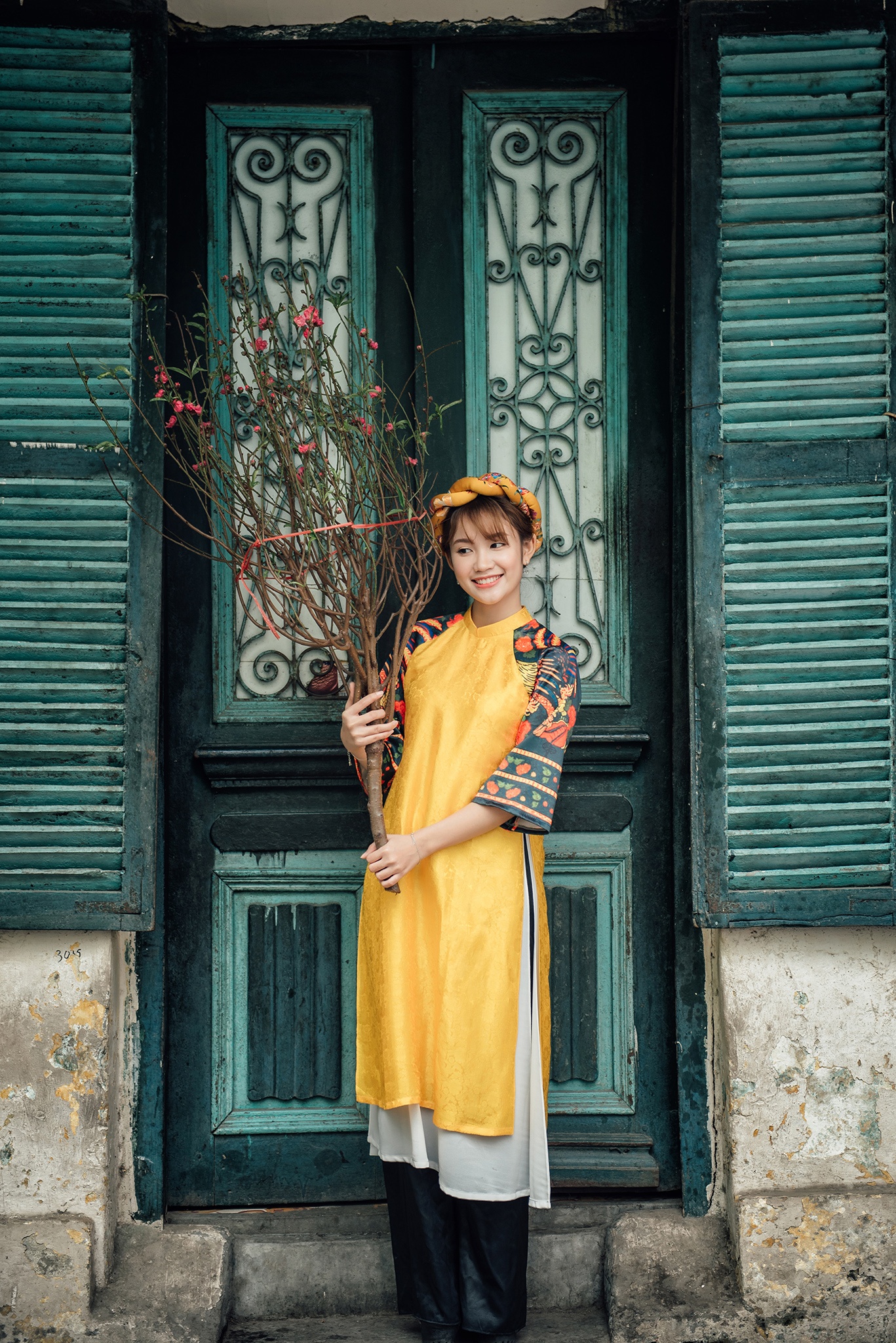 co gai tao dang ben hoa dao anh 10