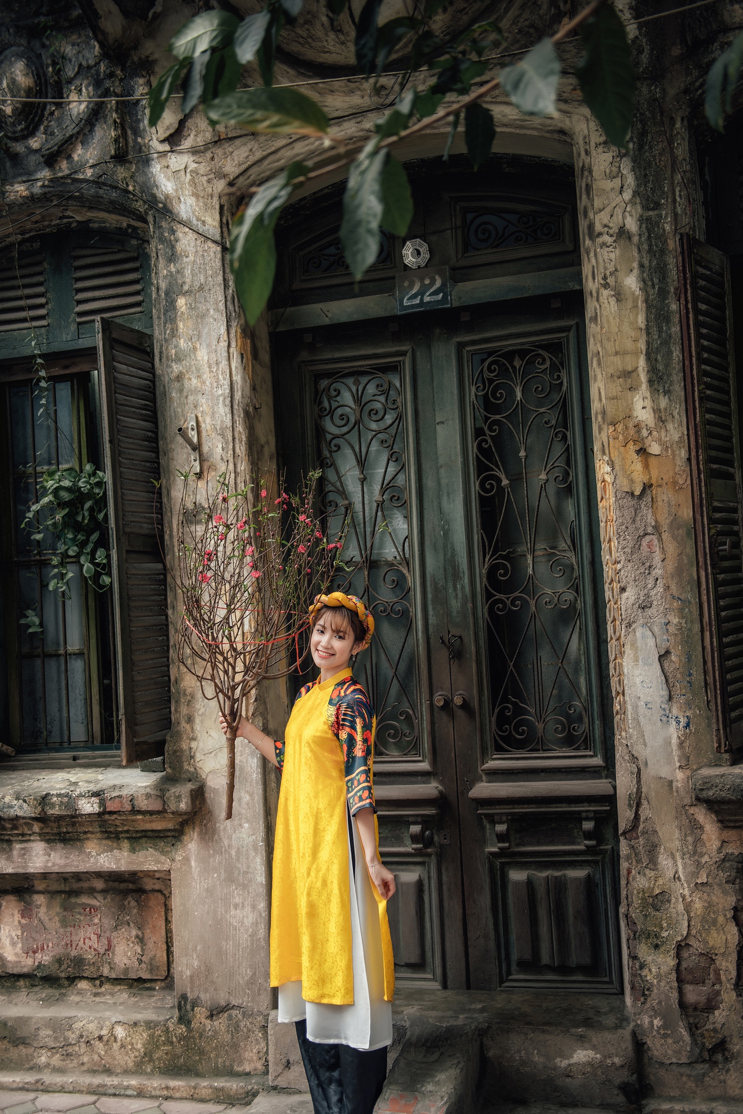 co gai tao dang ben hoa dao anh 11