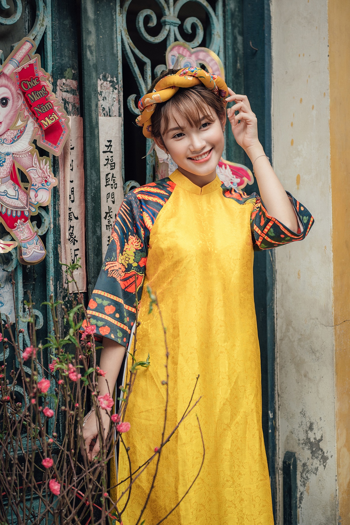 co gai tao dang ben hoa dao anh 12