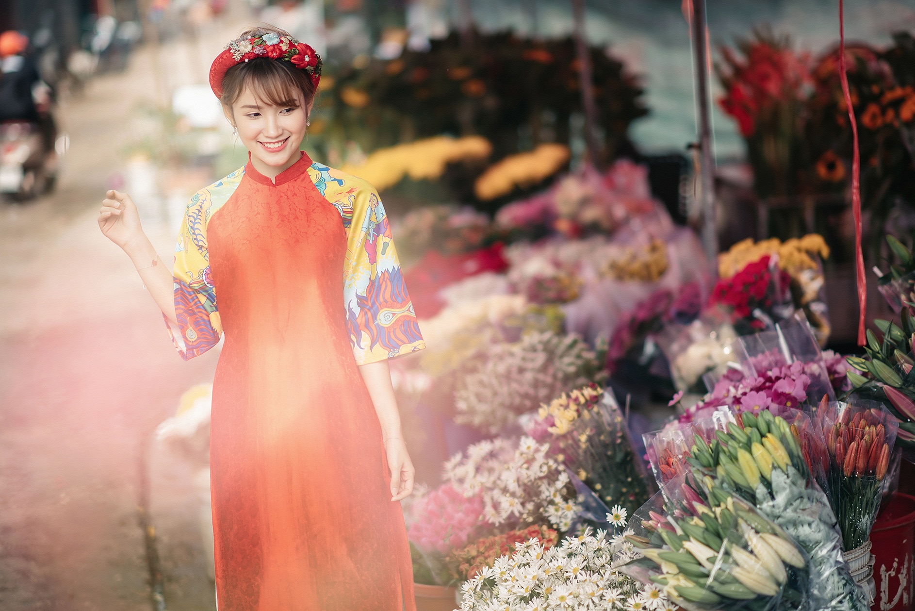 co gai tao dang ben hoa dao anh 1