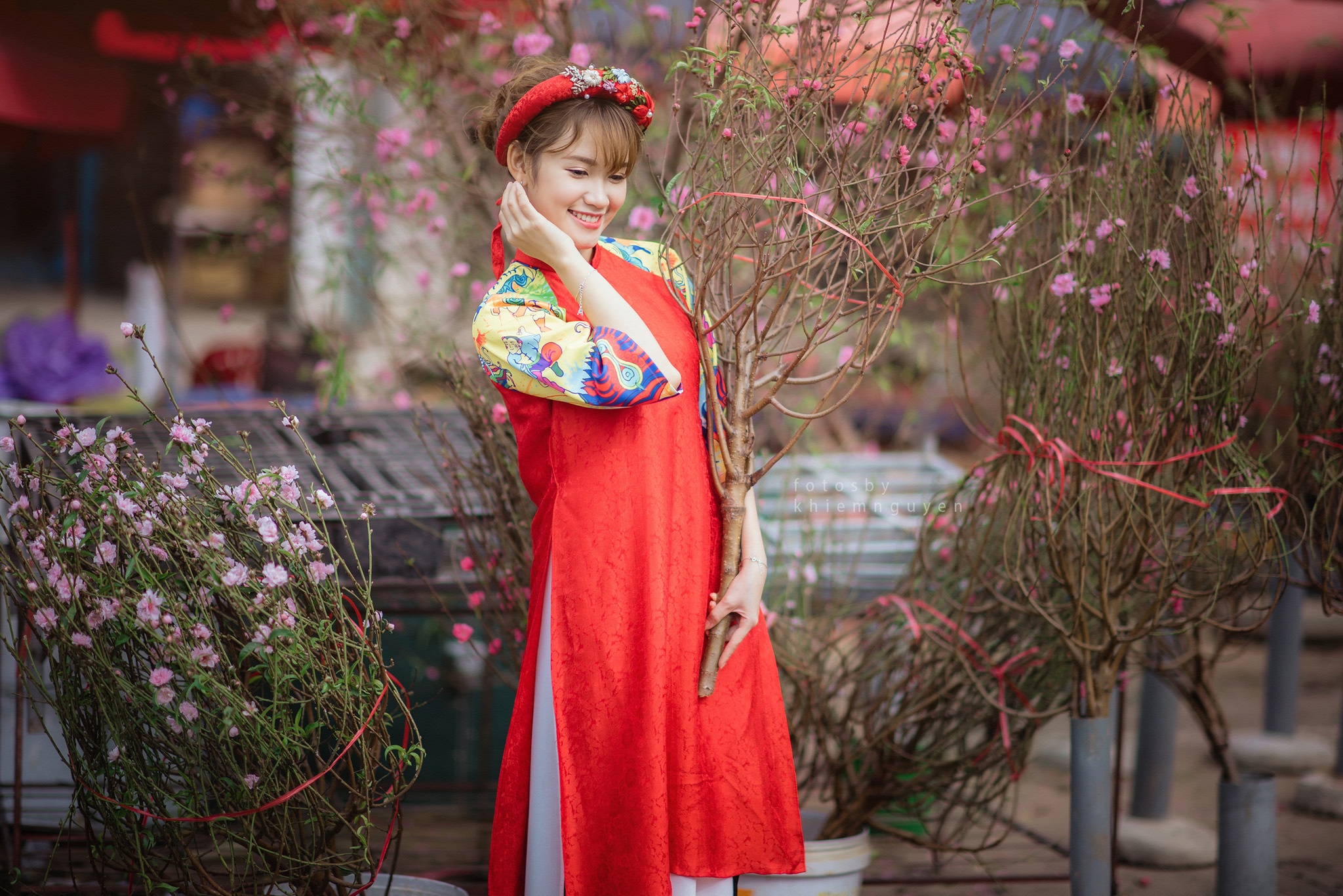 co gai tao dang ben hoa dao anh 2