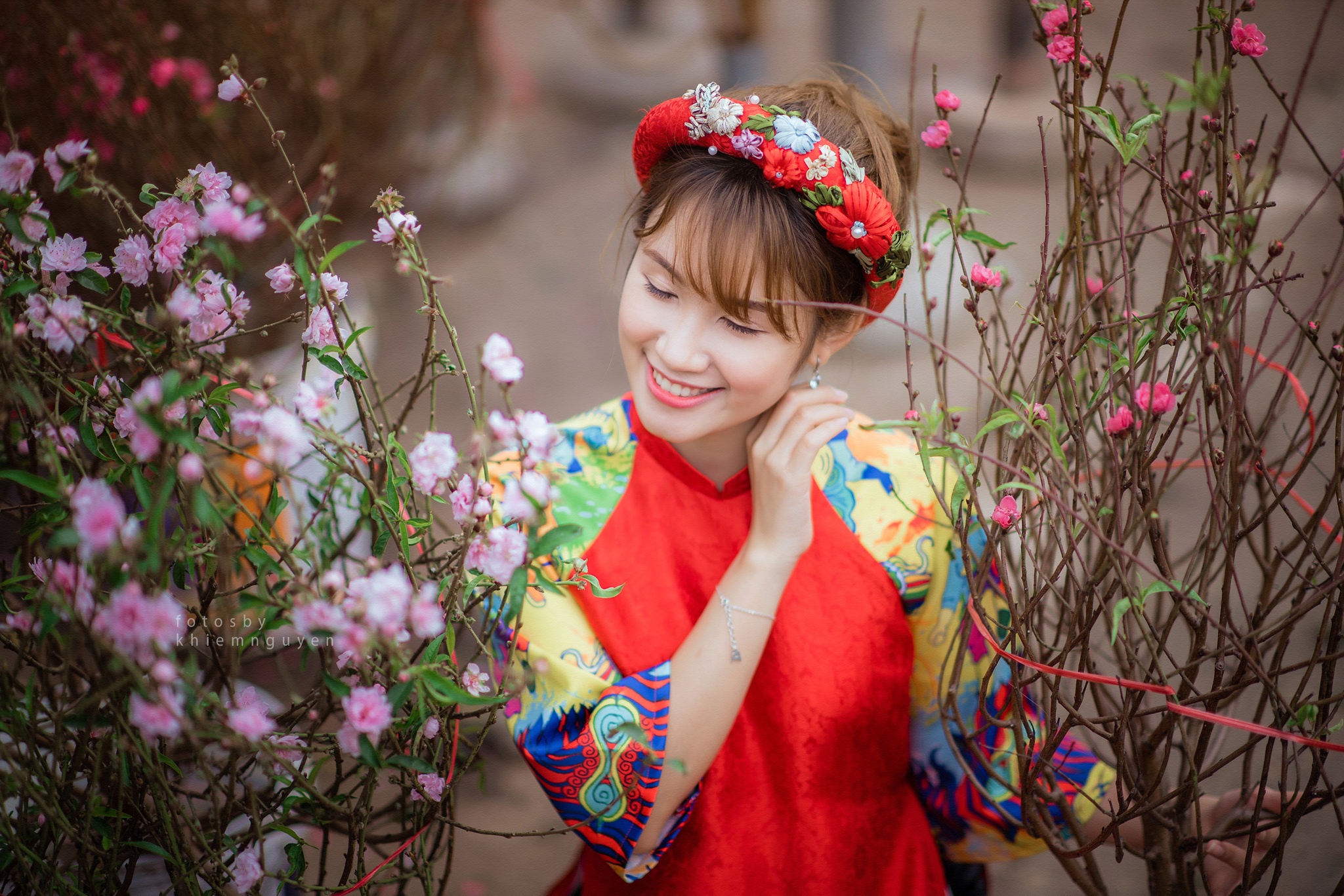 co gai tao dang ben hoa dao anh 3