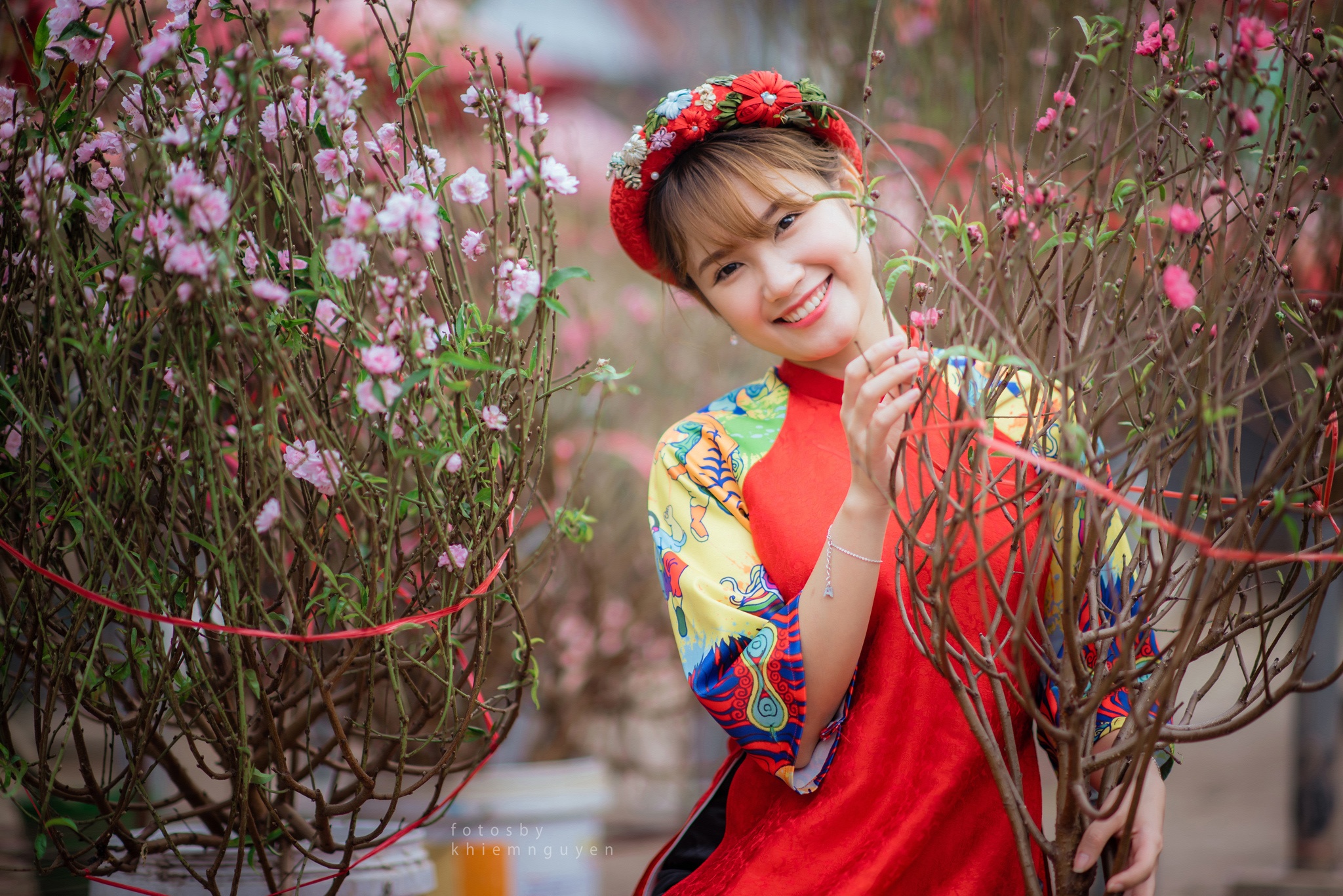 co gai tao dang ben hoa dao anh 4